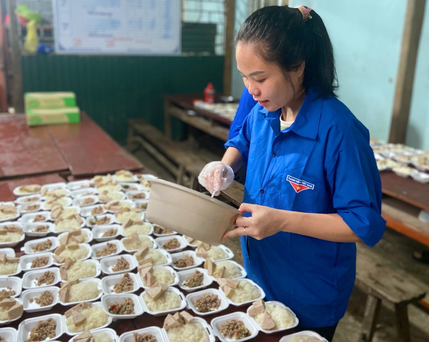 Tại huyện Kỳ Sơn (Nghệ An), ngoài những suất cơm trưa, các đoàn viên thanh niên còn chuẩn bị những bữa sáng gồm xôi và thịt, giò để trao tặng đến các em thí sinh vào đầu giờ sáng. Tại huyện Kỳ Sơn (Nghệ An), ngoài những suất cơm trưa, các đoàn viên thanh niên còn chuẩn bị những bữa sáng gồm xôi và thịt, giò để trao tặng đến các em thí sinh vào đầu giờ sáng.