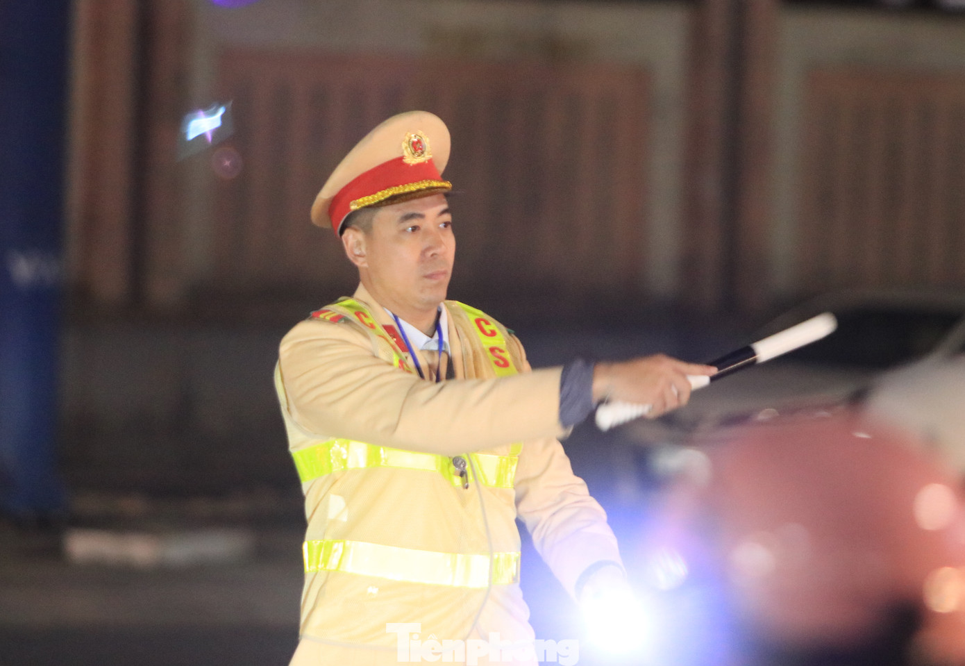 Các chiến sĩ cảnh sát mướt mồ hôi phân luồng, điều tiết giao thông.