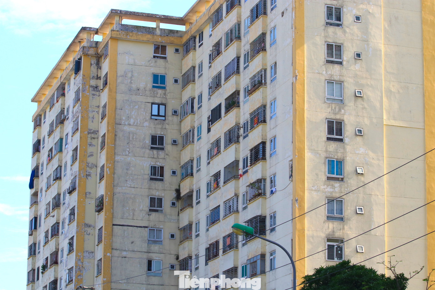 Nằm trên trục đường Lê Mao kéo dài (phường Vinh Tân, thành phố Vinh, Nghệ An), khu chung cư Tecco Tân Thịnh cao 14 tầng với hàng trăm hộ dân đang sinh sống. Phía ngoài khu vực ban công và cửa sổ, đa số các hộ dân đều lắp đặt thêm một lớp cửa sắt để chống trộm tạo thành hình dạng những chiếc "chuồng cọp".