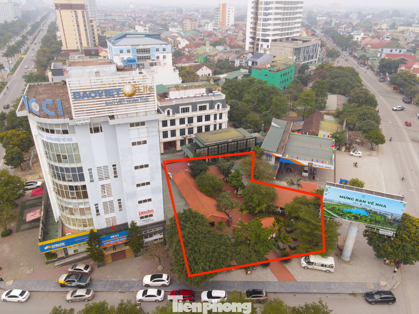 Khu vực được quy hoạch xây dựng sân vườn nhưng hiện có một nhà hàng dịch vụ ăn uống hoạt động từ nhiều năm nay. Khu vực được quy hoạch xây dựng sân vườn nhưng hiện có một nhà hàng dịch vụ ăn uống hoạt động từ nhiều năm nay.