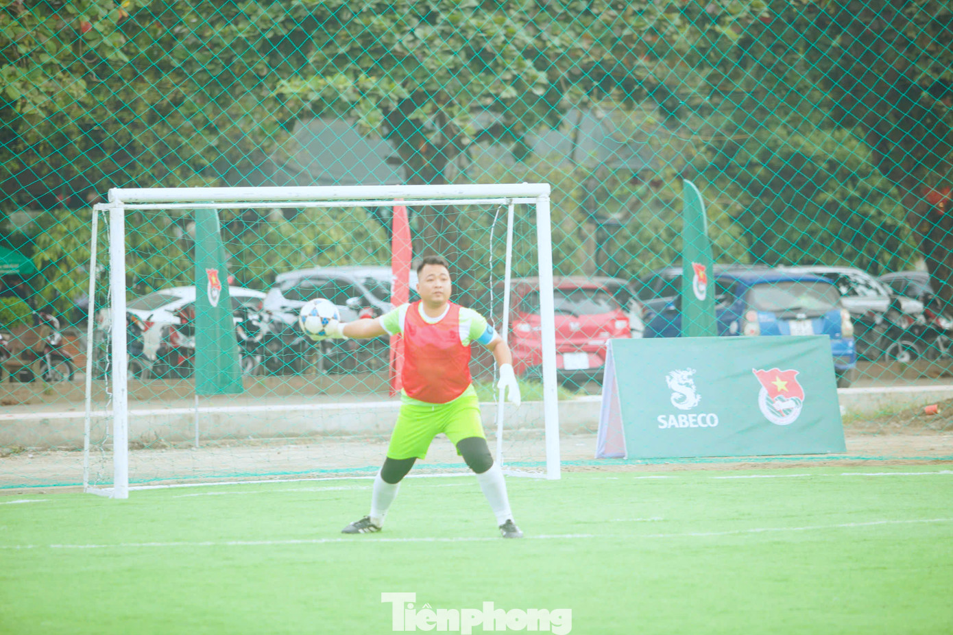 Các cầu thủ cống hiến những pha bóng hay, những trận đấu hấp dẫn.