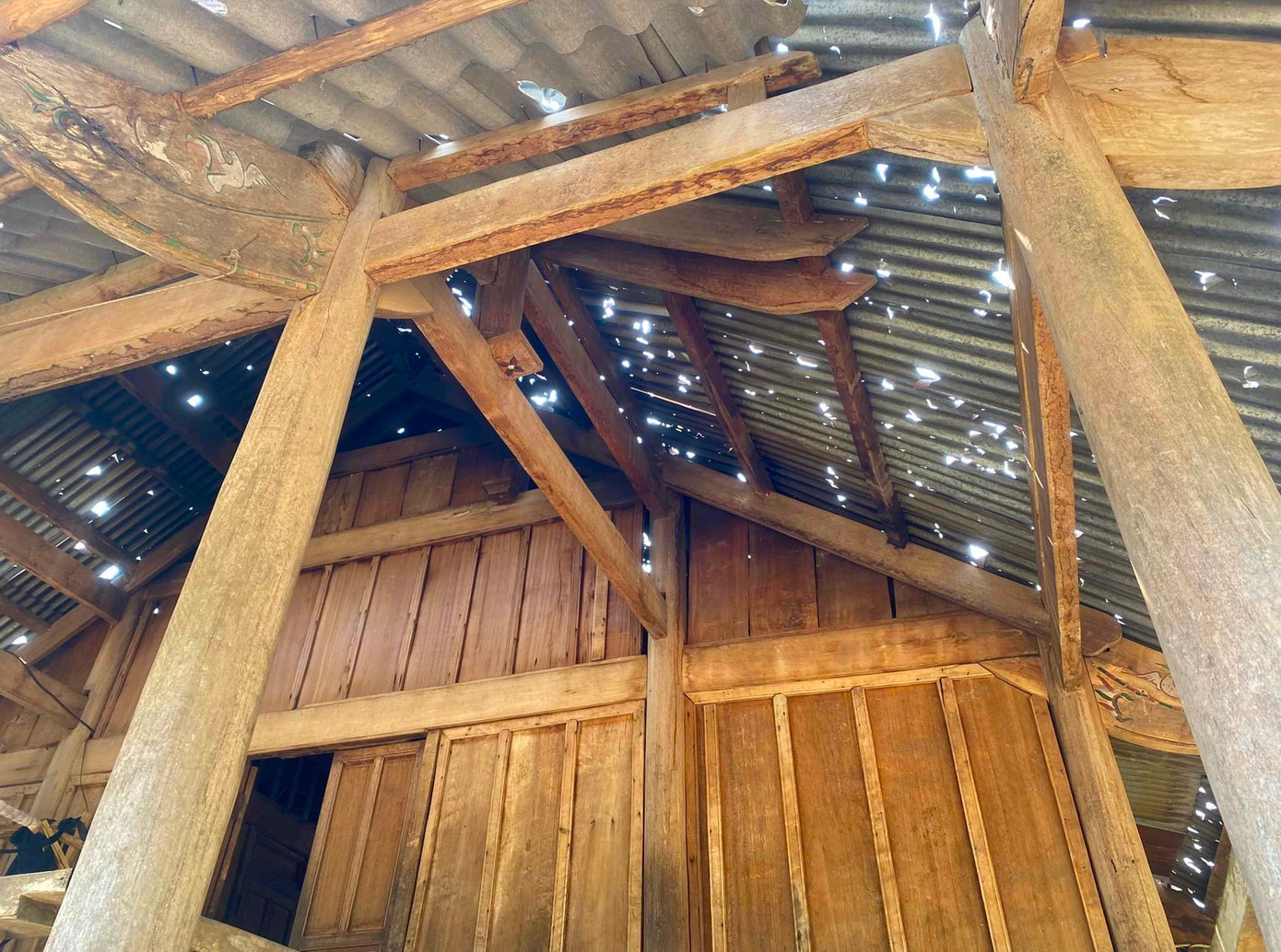 "Nhà người dân bị mưa đá làm thủng hết mái. Một số thì giông lốc làm tốc mái. Các đoàn viên cùng cơ quan chức năng đến giúp người dân lợp lại mái nhà. Một ngôi nhà nhanh cũng sửa chữa trong vòng 1 buổi, có căn nhà cả ngày. Hiện công việc sửa chữa nhà sắp được hoàn thiện", Bí thư Đoàn xã Hữu Lập chia sẻ và cho biết, một số gia đình khó khăn được đoàn viên và lực lượng chức năng hỗ trợ vật liệu để sửa sang lại nhà.