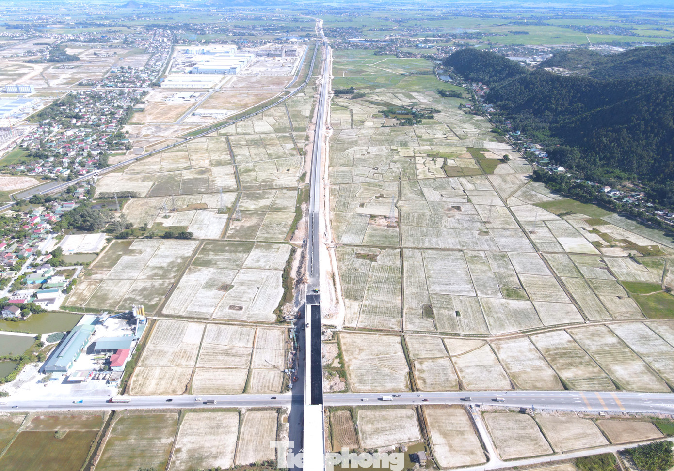 Hơn 1 tuần qua, thời tiết tại Nghệ An diễn ra nắng nóng cục bộ, trời không mưa cộng với nhiệt độ cao có lúc hơn 40 độ C khiến nhiều khu vực ruộng đồng bị khô hạn, nứt nẻ. Trong ảnh, cánh đồng ở xã Hưng Tây (huyện Hưng Nguyên, Nghệ An) nhìn từ trên cao được phủ một màu bạc trắng vì đất khô hạn nứt nẻ.