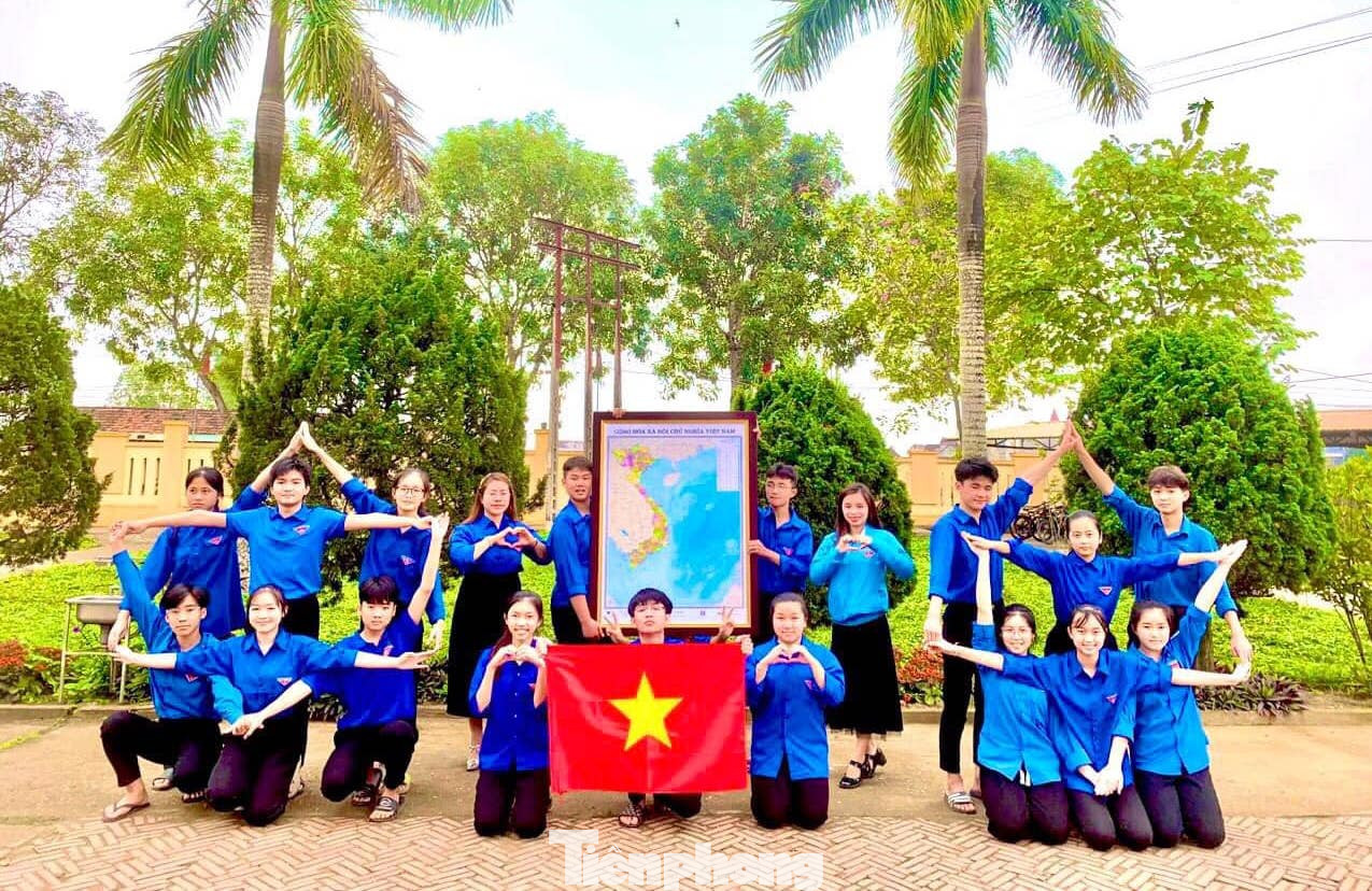 Hưởng ứng cuộc vận động "Tự hào một dải non sông" do T.Ư Đoàn phát động, thời gian qua, các cấp bộ Đoàn trong toàn tỉnh Nghệ An đã có nhiều hoạt động, mô hình, cách làm ý nghĩa và sáng tạo nhằm lan tỏa lòng yêu nước, niềm tự hào dân tộc trong đoàn viên thanh niên. Tính đến thời điểm này, Tỉnh Đoàn Nghệ An nằm top đầu trong cuộc vận động “Tự hào một dải non sông”. Toàn tỉnh đã có: 11.362 bản đồ; 10.458 bản đồ đã được treo, trao tặng; 8.563 số phòng học đã treo bản đồ; 1.678 trường học, liên đội hưởng ứng; 1.165 đoàn cơ sở, chi đoàn cơ sở hưởng ứng; 12.695 đoàn viên thanh thiếu nhi tham gia xếp hình bản đồ. Hưởng ứng cuộc vận động "Tự hào một dải non sông" do T.Ư Đoàn phát động, thời gian qua, các cấp bộ Đoàn trong toàn tỉnh Nghệ An đã có nhiều hoạt động, mô hình, cách làm ý nghĩa và sáng tạo nhằm lan tỏa lòng yêu nước, niềm tự hào dân tộc trong đoàn viên thanh niên. Tính đến thời điểm này, Tỉnh Đoàn Nghệ An nằm top đầu trong cuộc vận động “Tự hào một dải non sông”. Toàn tỉnh đã có: 11.362 bản đồ; 10.458 bản đồ đã được treo, trao tặng; 8.563 số phòng học đã treo bản đồ; 1.678 trường học, liên đội hưởng ứng; 1.165 đoàn cơ sở, chi đoàn cơ sở hưởng ứng; 12.695 đoàn viên thanh thiếu nhi tham gia xếp hình bản đồ.
