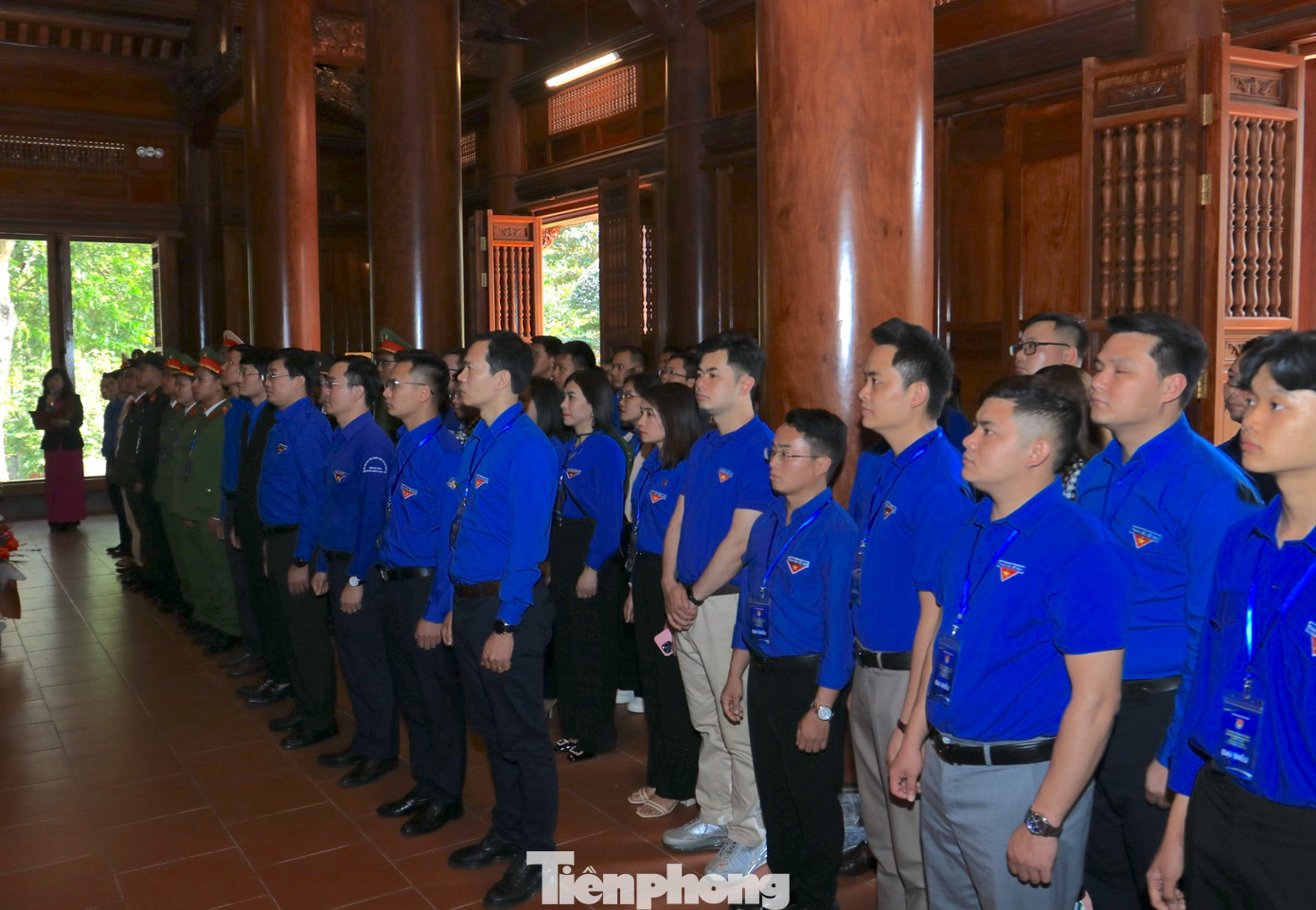 Tại nhà tưởng niệm Khu di tích Quốc gia đặc biệt Kim Liên, đoàn công tác T.Ư Đoàn và các đại biểu đã bày tỏ lòng thành kính và biết ơn vô hạn công lao to lớn của Chủ tịch Hồ Chí Minh - vị lãnh tụ thiên tài của Đảng ta, nhân dân ta, nhà hoạt động lỗi lạc của phong trào cộng sản và công nhân quốc tế, Người đã cống hiến và hy sinh trọn đời cho sự nghiệp giải phóng dân tộc, giải phóng giai cấp, đấu tranh cho sự nghiệp hòa bình và hạnh phúc của dân tộc Việt Nam và nhân dân trên thế giới. Người được thế giới tôn vinh là Anh hùng giải phóng dân tộc, Nhà văn hóa kiệt xuất. Tại nhà tưởng niệm Khu di tích Quốc gia đặc biệt Kim Liên, đoàn công tác T.Ư Đoàn và các đại biểu đã bày tỏ lòng thành kính và biết ơn vô hạn công lao to lớn của Chủ tịch Hồ Chí Minh - vị lãnh tụ thiên tài của Đảng ta, nhân dân ta, nhà hoạt động lỗi lạc của phong trào cộng sản và công nhân quốc tế, Người đã cống hiến và hy sinh trọn đời cho sự nghiệp giải phóng dân tộc, giải phóng giai cấp, đấu tranh cho sự nghiệp hòa bình và hạnh phúc của dân tộc Việt Nam và nhân dân trên thế giới. Người được thế giới tôn vinh là Anh hùng giải phóng dân tộc, Nhà văn hóa kiệt xuất.