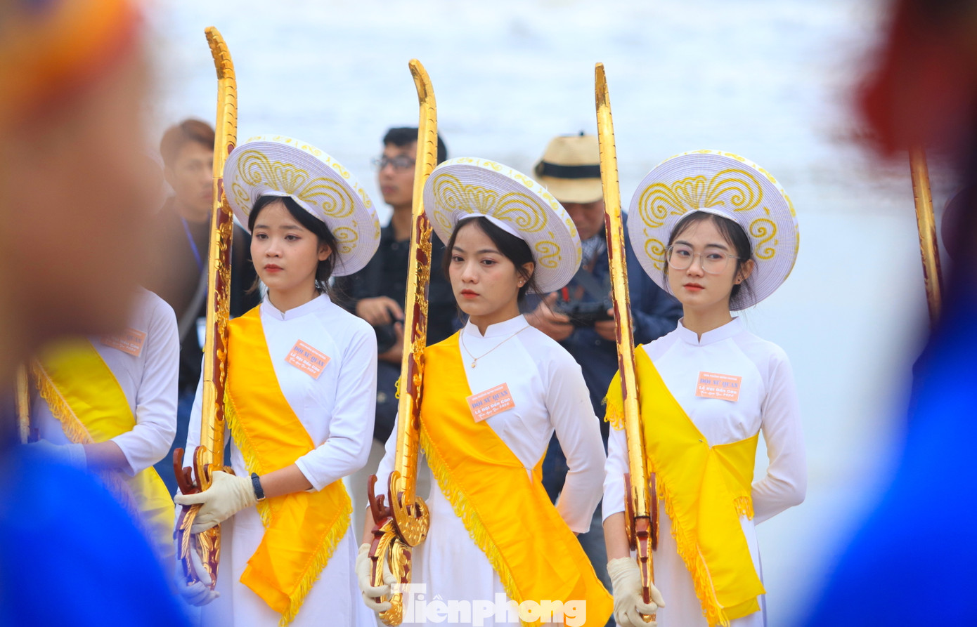 23 cô gái trong Đội Nữ quan có chiều cao đồng đều, vẻ ngoài xinh xắn, phẩm chất trong sáng. 23 cô gái trong Đội Nữ quan có chiều cao đồng đều, vẻ ngoài xinh xắn, phẩm chất trong sáng.