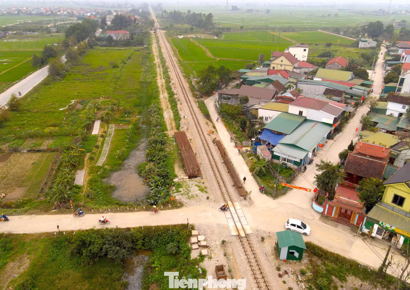 Ngoài ra, toàn tuyến đường sắt qua địa bàn tỉnh Nghệ An có 103 lối đi tự mở bất hợp pháp băng qua đường sắt. Qua kiểm tra, cơ quan chức năng phát hiện 100 đường đi tự mở đã thu hẹp lối để hạn chế các phương tiện qua lại. Ngoài ra, toàn tuyến đường sắt qua địa bàn tỉnh Nghệ An có 103 lối đi tự mở bất hợp pháp băng qua đường sắt. Qua kiểm tra, cơ quan chức năng phát hiện 100 đường đi tự mở đã thu hẹp lối để hạn chế các phương tiện qua lại.