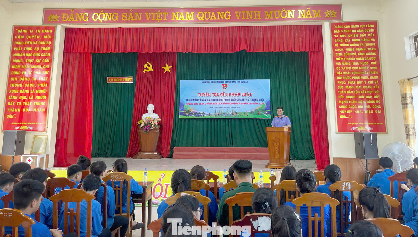 Tổ chức tuyên truyền pháp luật về an toàn giao thông, phòng, chống ma túy và tệ nạn xã hội cho người dân, đoàn viên thanh niên.