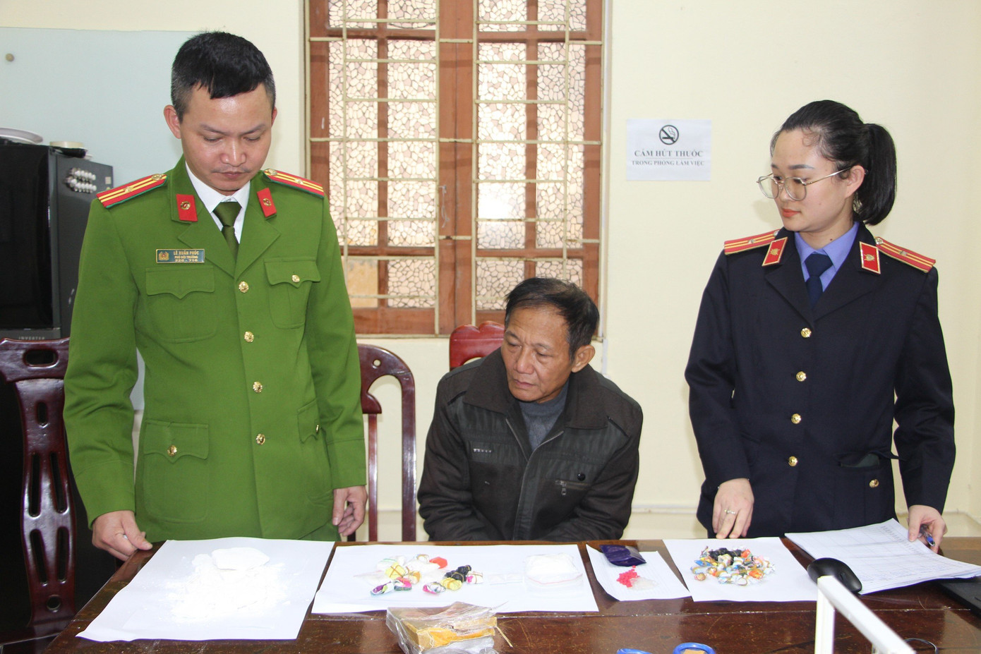 Đối tượng Trần Xuân Vinh cùng tang vật tại cơ quan công an.