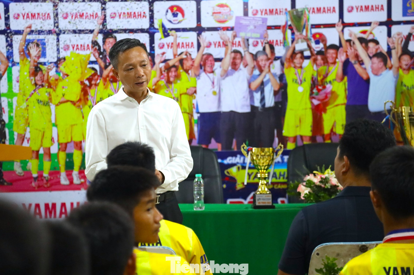 Ông Hồ Lê Đức - Tổng Giám đốc Câu lạc bộ SLNA trò chuyện, dặn dò các cầu thủ trước khi lên đường tham quan, du đấu tại Nhật Bản vào ngày 17/7 tới.