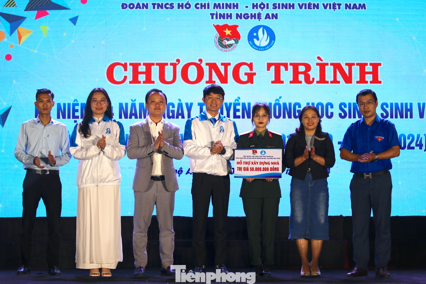 Trao biển xây dựng “Ngôi nhà nhân ái” trị giá 50 triệu đồng cho em Tạ Thị Lâm Oanh (Sinh viên Trường Đại học Vinh). Trao biển xây dựng “Ngôi nhà nhân ái” trị giá 50 triệu đồng cho em Tạ Thị Lâm Oanh (Sinh viên Trường Đại học Vinh).