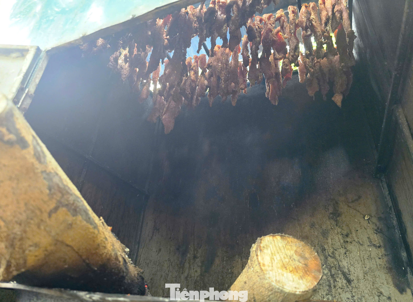 Tuy chỉ làm và bán dịp tết nhưng món đặc sản này lại mang lại thu nhập cả trăm triệu đồng cho các cơ sở sản xuất ở thị trấn Kim Sơn (huyện Quế Phong). “Mỗi năm chúng tôi chỉ làm vài tháng sát Tết nên bận rộn cả ngày lẫn đêm không được nghỉ. Hiện nay trâu, bò, lợn người dân nuôi thả rông trong dân bản ít dần nên việc tìm nguồn nguyên liệu gặp khó. Chúng tôi phải đi săn tìm và đặt tiền trước cho người dân mới có hàng để làm", chị Phan Thị Quý nói. Tuy chỉ làm và bán dịp tết nhưng món đặc sản này lại mang lại thu nhập cả trăm triệu đồng cho các cơ sở sản xuất ở thị trấn Kim Sơn (huyện Quế Phong). “Mỗi năm chúng tôi chỉ làm vài tháng sát Tết nên bận rộn cả ngày lẫn đêm không được nghỉ. Hiện nay trâu, bò, lợn người dân nuôi thả rông trong dân bản ít dần nên việc tìm nguồn nguyên liệu gặp khó. Chúng tôi phải đi săn tìm và đặt tiền trước cho người dân mới có hàng để làm", chị Phan Thị Quý nói.