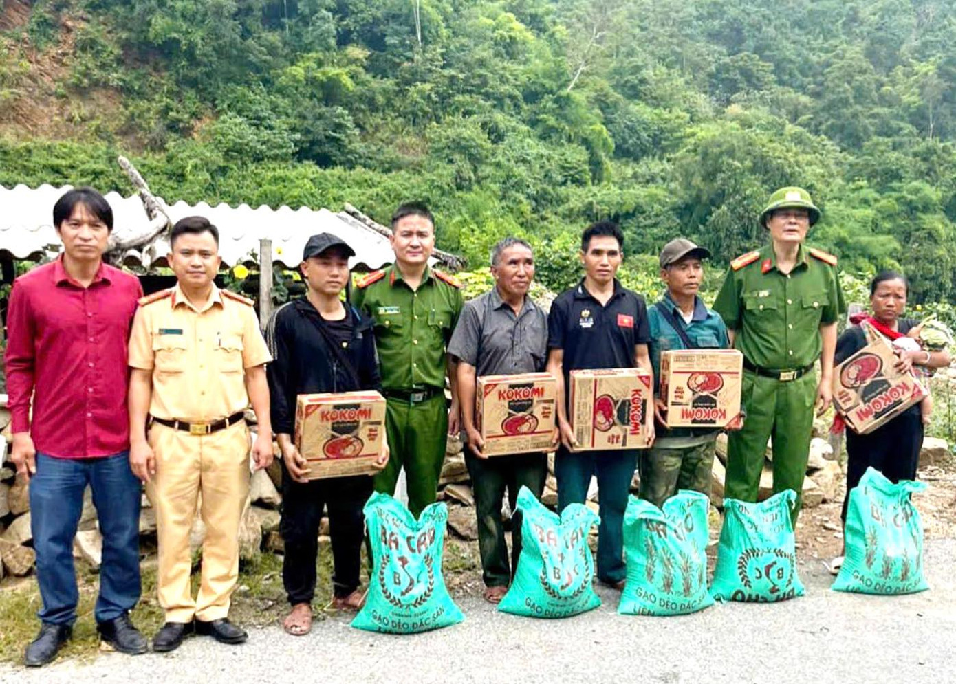 Đoàn công tác huyện Kỳ Sơn đến động viên, tặng nhu yếu phẩm gồm gạo, mì tôm, nước uống cho các hộ dân thuộc diện phải di dời do tình trạng núi nứt. Đoàn công tác huyện Kỳ Sơn đến động viên, tặng nhu yếu phẩm gồm gạo, mì tôm, nước uống cho các hộ dân thuộc diện phải di dời do tình trạng núi nứt.