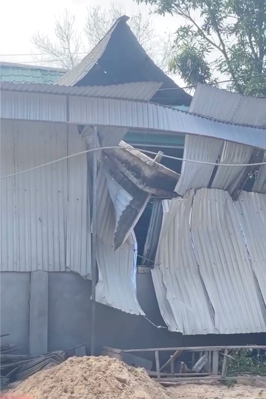 Một phần đốc mái nhà của gia đình anh Đại bị đổ sập xuống. Một phần đốc mái nhà của gia đình anh Đại bị đổ sập xuống.