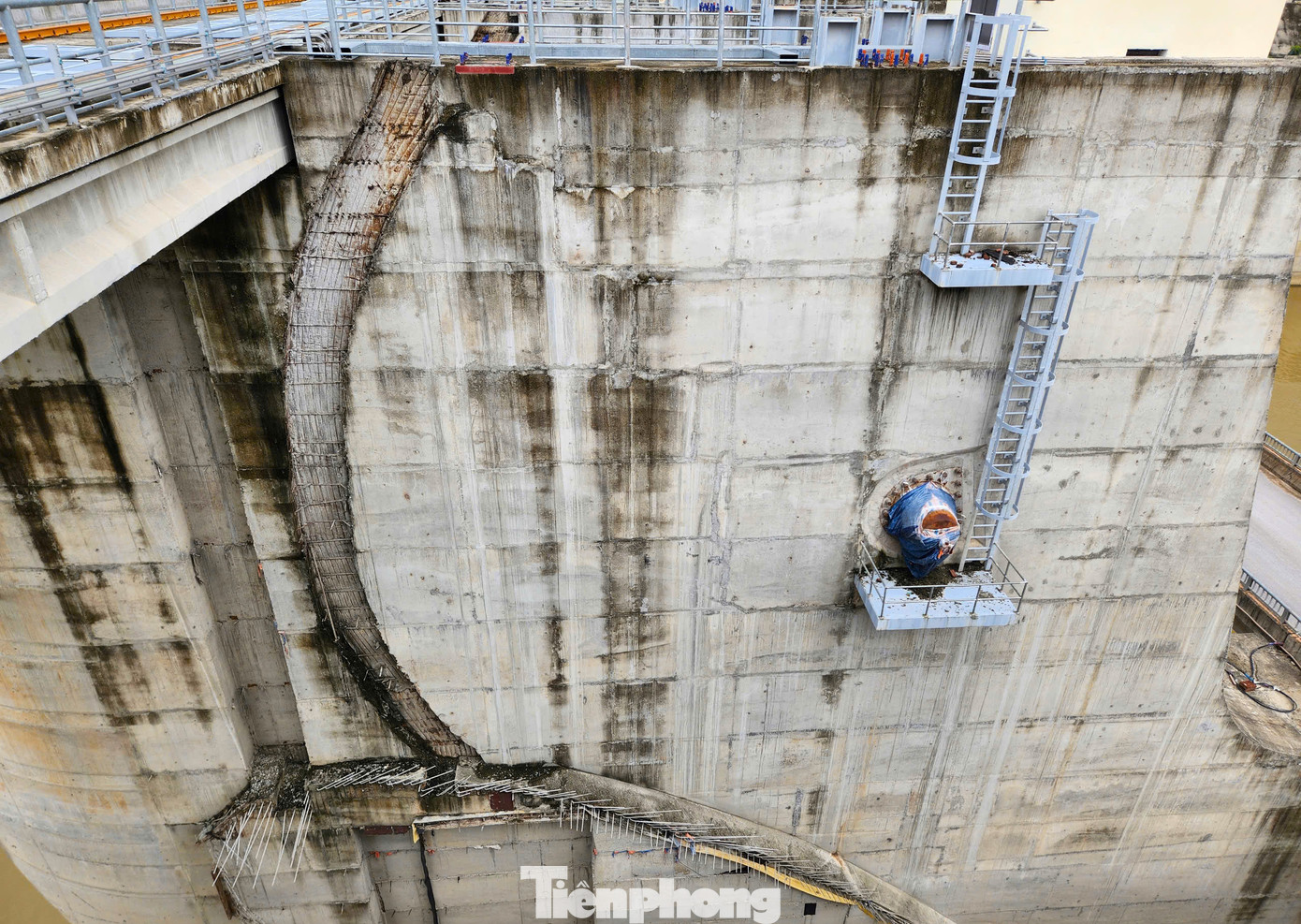 Hệ thống cửa xả trên thân đập chính chưa được lắp đặt hoàn thiện.