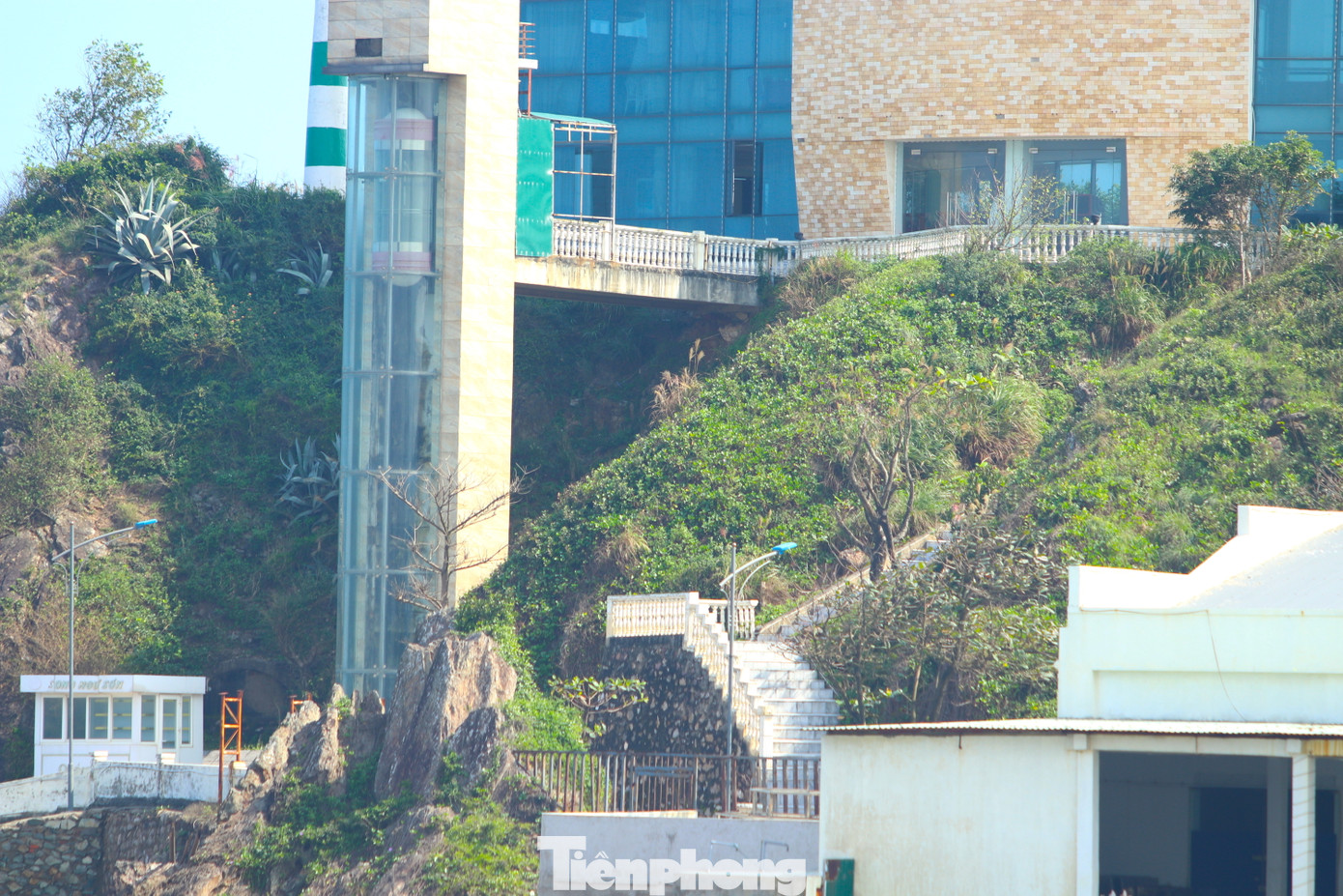 Ngoài ra, dự án còn có một số hạng mục xây dựng trái phép không nằm trong quy hoạch gồm: công trình thang máy và đường dẫn từ thang máy lên nhà hàng trên đảo; nhà trực bảo vệ phía sau khách sạn; nhà giặt là, nhà kho, nhà WC; bể chứa hải sản phía sau nhà hàng dưới chân đảo Lan Châu; lắp dựng mái tôn phía sau khách sạn. Ngoài ra, dự án còn có một số hạng mục xây dựng trái phép không nằm trong quy hoạch gồm: công trình thang máy và đường dẫn từ thang máy lên nhà hàng trên đảo; nhà trực bảo vệ phía sau khách sạn; nhà giặt là, nhà kho, nhà WC; bể chứa hải sản phía sau nhà hàng dưới chân đảo Lan Châu; lắp dựng mái tôn phía sau khách sạn.