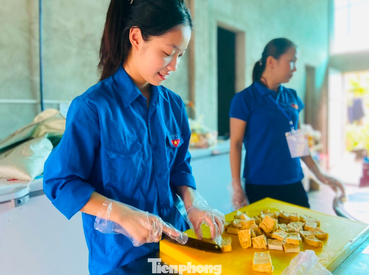 Các đoàn viên cẩn thận chế biến thực phẩm.