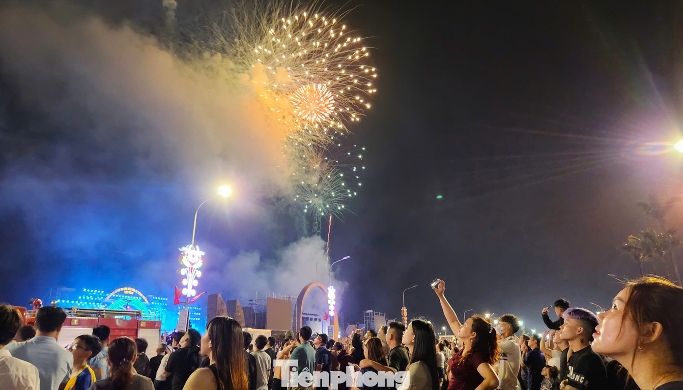 Màn trình diễn pháo hoa với nhiều cung bậc khác nhau khiến nhiều người dân hò reo thích thú.