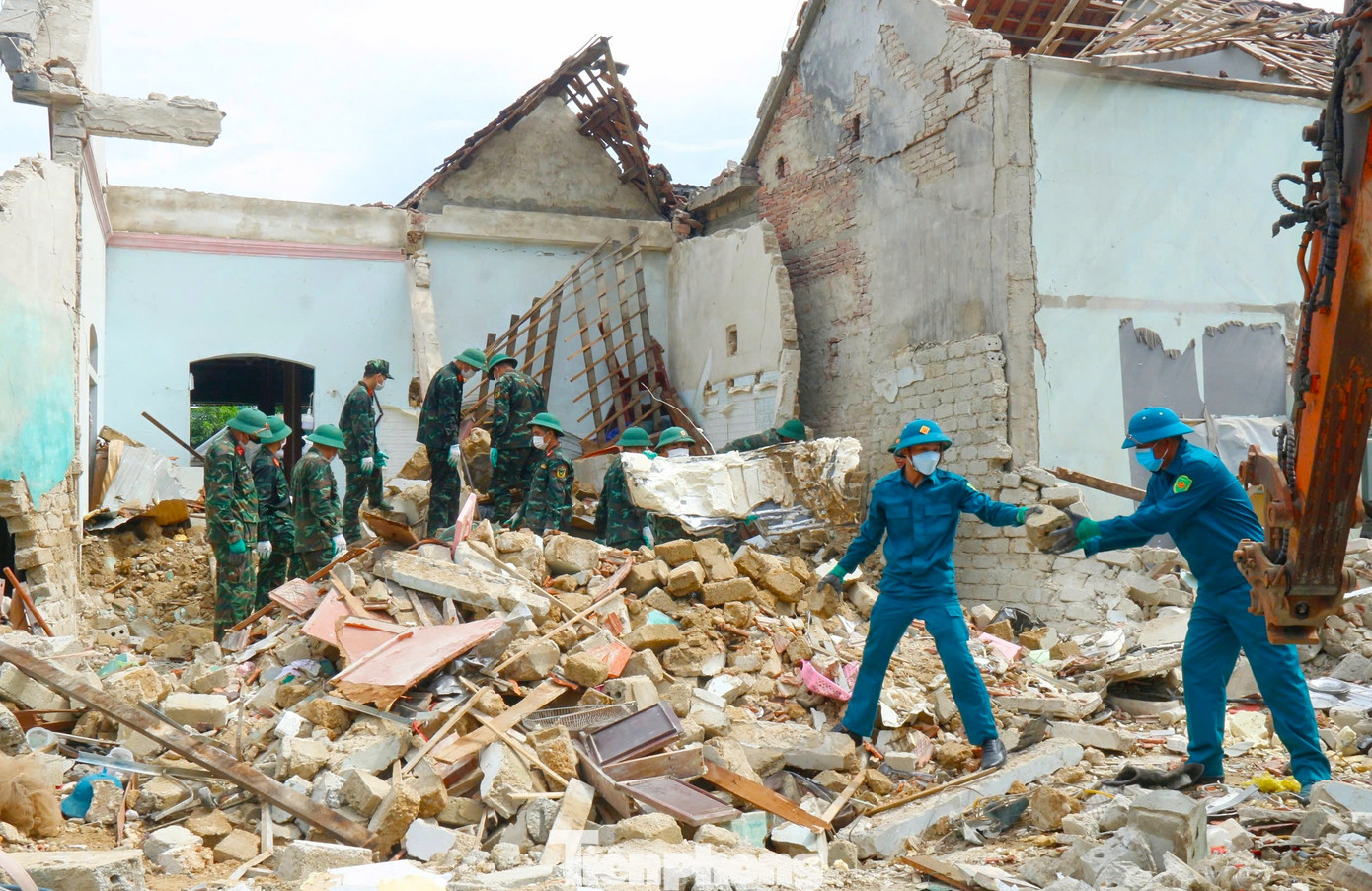 Đến tối 30/8, cơ quan chức năng đã bàn giao hiện trường vụ việc lại cho chính quyền địa phương. Đến tối 30/8, cơ quan chức năng đã bàn giao hiện trường vụ việc lại cho chính quyền địa phương.