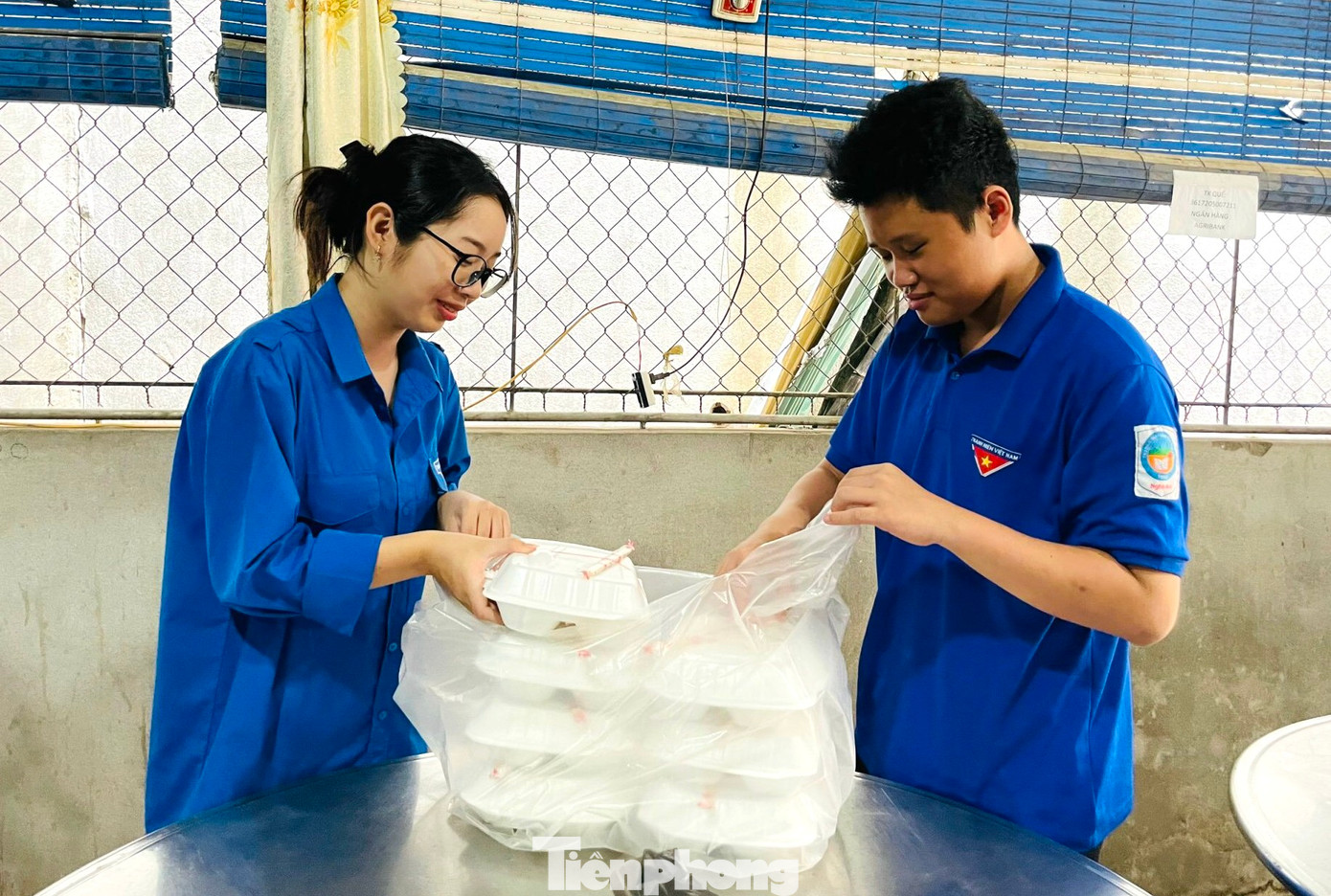 Những suất cơm được đóng hộp rồi chia thành từng bịch nhỏ.