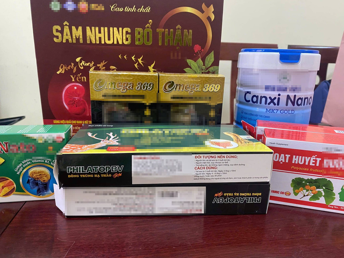 Một số người cao tuổi trên địa bàn huyện Thanh Chương sau khi đi "du lịch 0 đồng" đã mua các sản phẩm này với giá 3 triệu đồng, giá cao hơn rất nhiều với thực tế. Một số người cao tuổi trên địa bàn huyện Thanh Chương sau khi đi "du lịch 0 đồng" đã mua các sản phẩm này với giá 3 triệu đồng, giá cao hơn rất nhiều với thực tế.