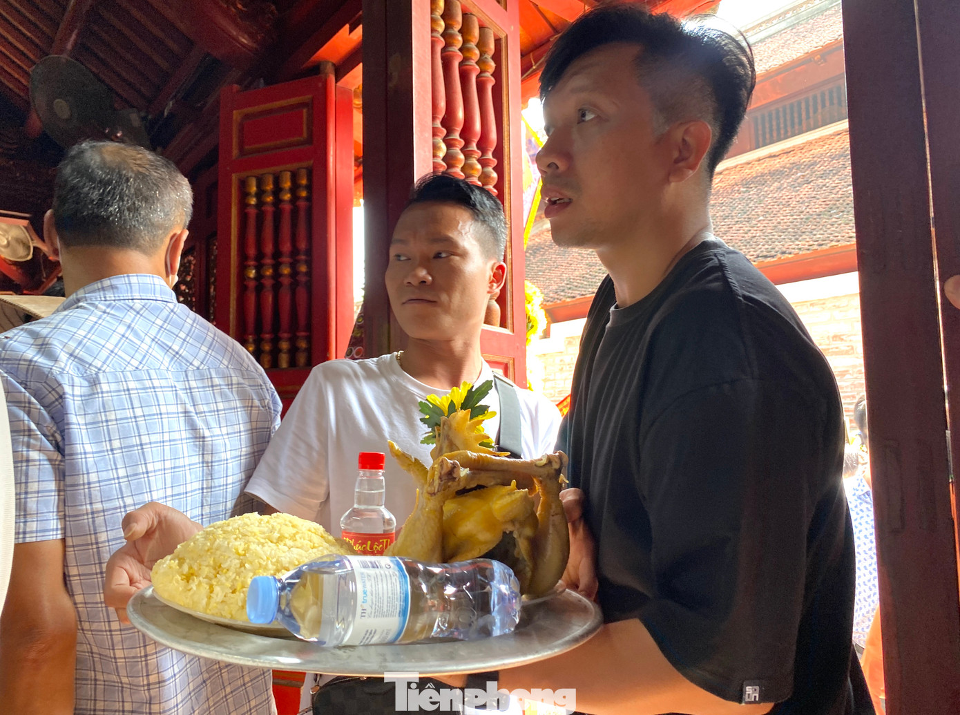 Ngoài tiền vàng, nhiều du khách chuẩn bị mâm lễ hoa quả và xôi gà để thắp hương.