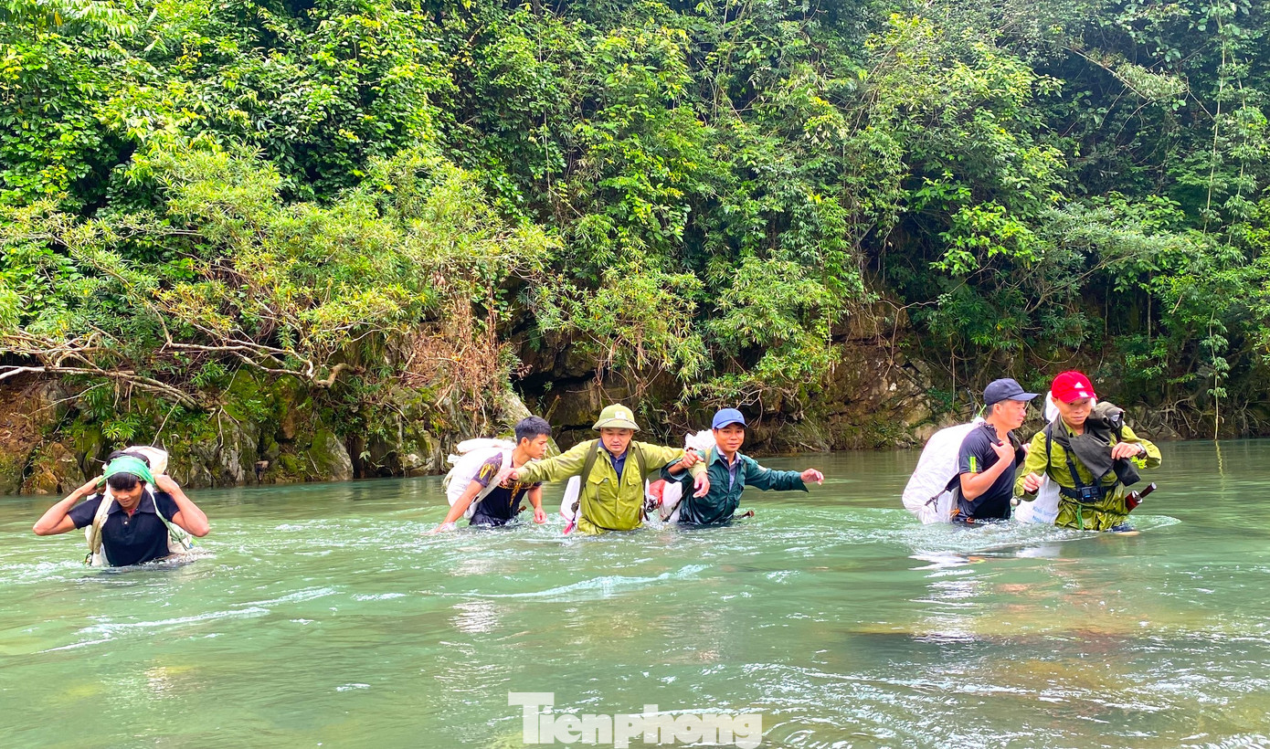Mỗi chuyến đi tuần tra, đội phải đi từ 10-12 ngày, băng rừng, lội suối, thậm chí là bơi qua khe suối sâu để tuần tra.