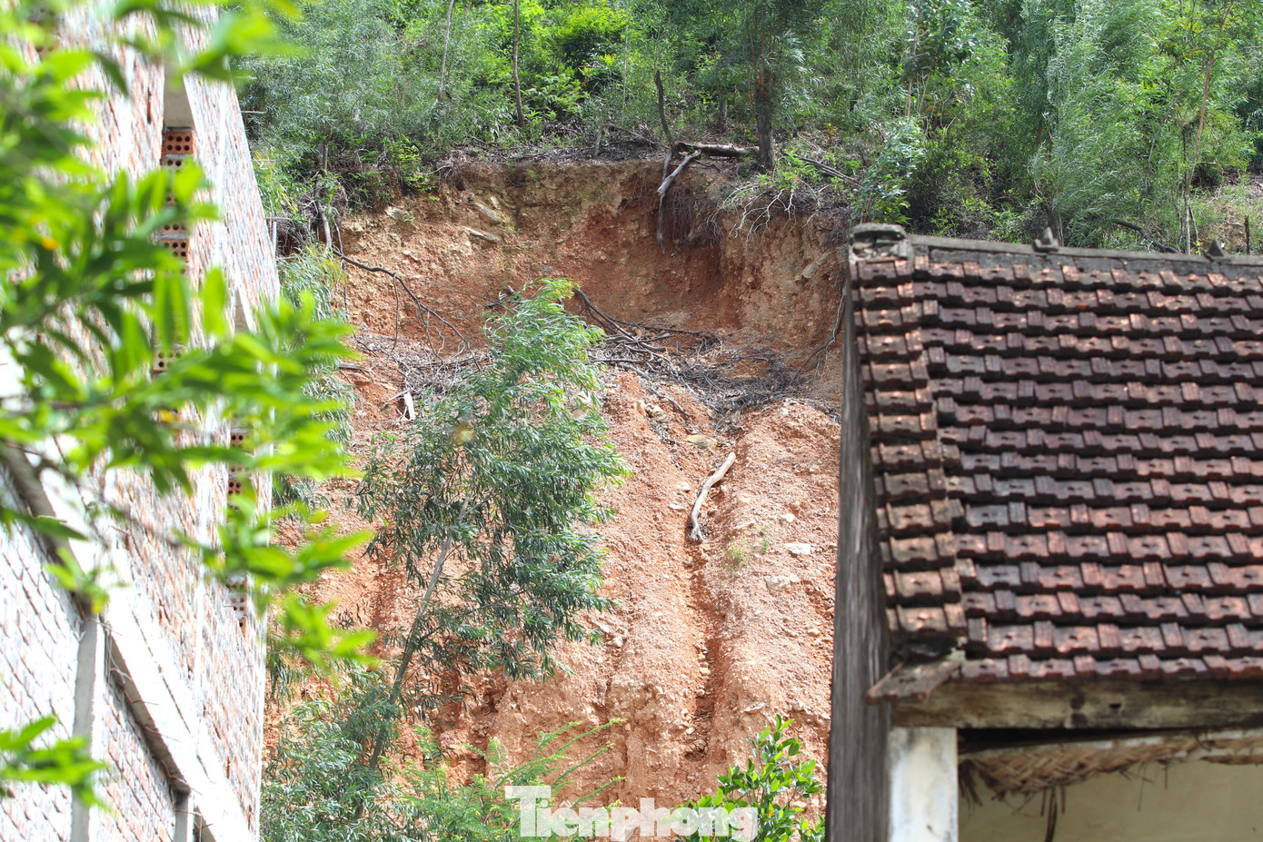 Mùa mưa sắp tới, hàng trăm hộ dân, chính quyền xã lại tiếp tục sống trong lo sợ khi hàng trăm nghìn khối đất đá đang "treo lơ lửng" chờ chực đổ sập xuống bất cứ lúc nào.