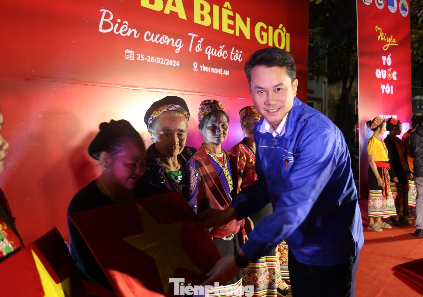 Ban tổ chức trao tặng những phần quà ý nghĩa đến người dân, các em học sinh có hoàn cảnh khó khăn.