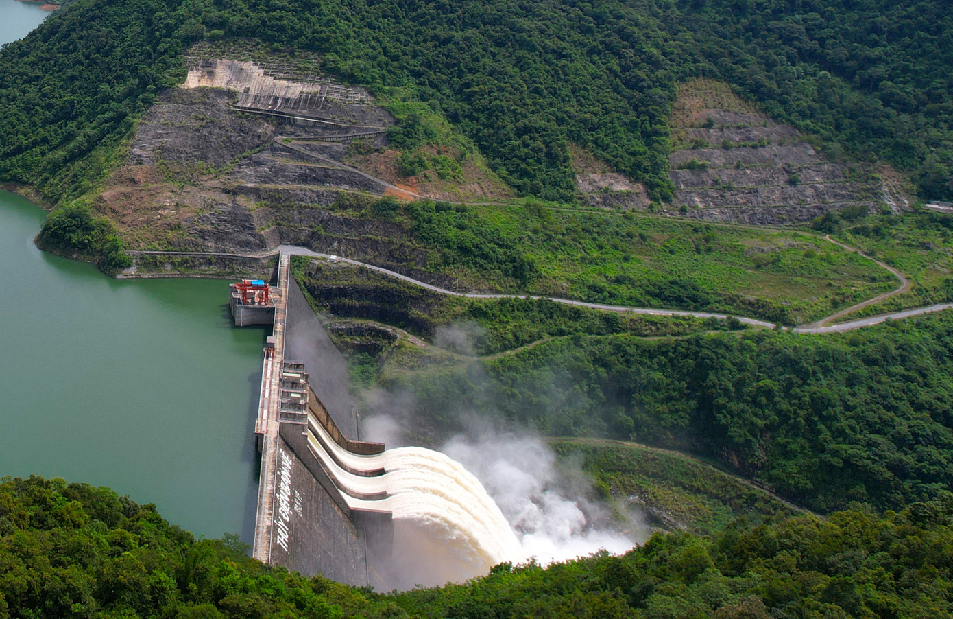 Nhà máy thủy điện Bản Vẽ là công trình thủy điện lớn nhất khu vực Bắc miền Trung. Nhà máy thủy điện Bản Vẽ là công trình thủy điện lớn nhất khu vực Bắc miền Trung.