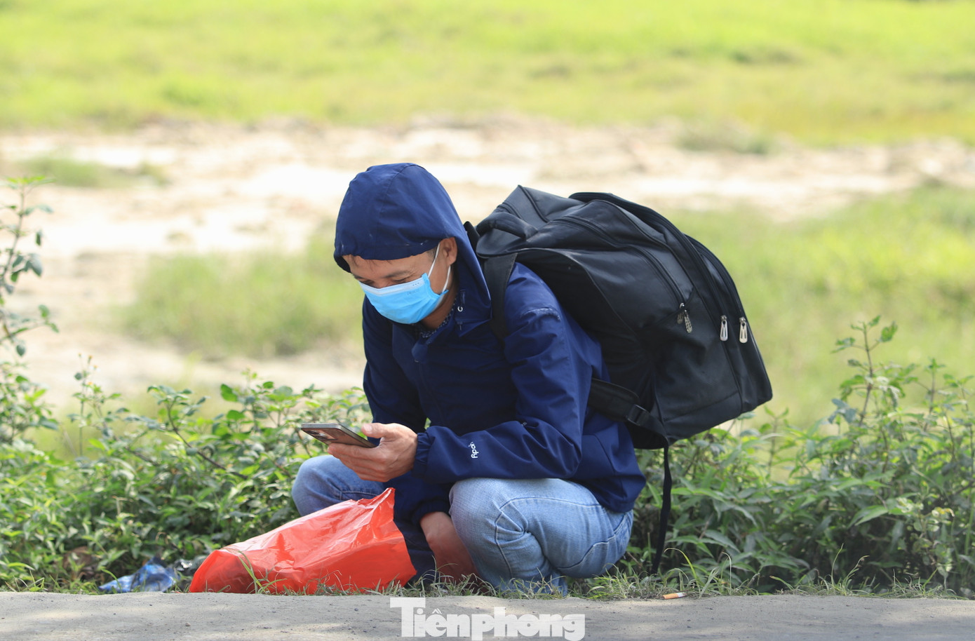 Từng tốp người vật vã đón chờ xe dọc đường trong nắng nóng.