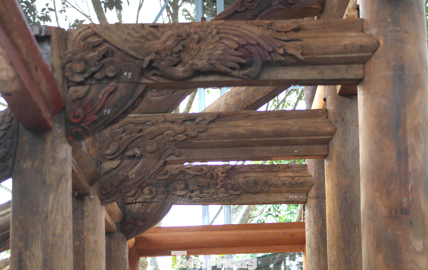 Những cấu kiện gỗ được đánh dấu chi tiết. Sau khi hạ giải xuống để tu bổ sẽ được lắp lại nguyên như ban đầu.