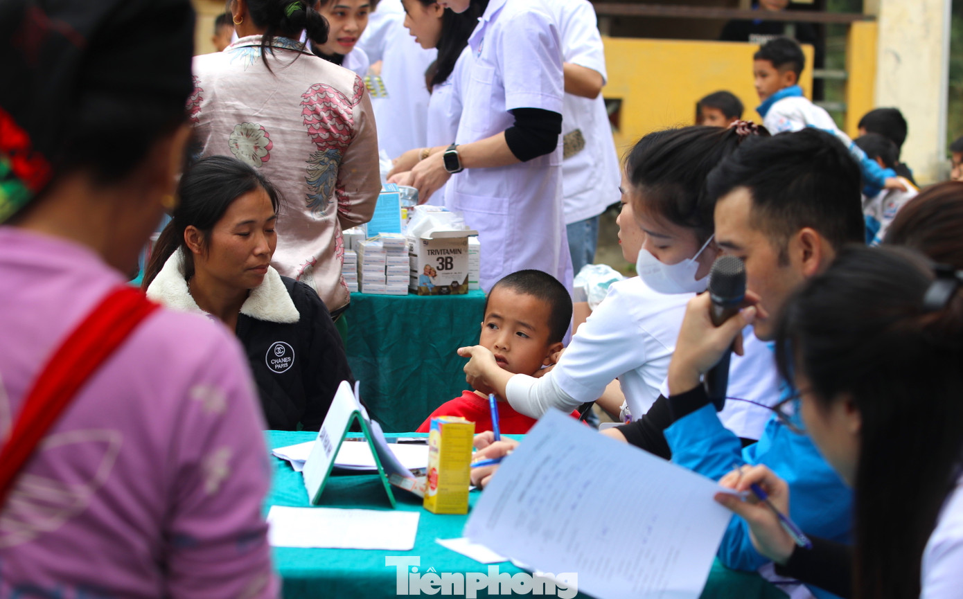 Các em nhỏ được thăm khám tổng quát. Quá trình thăm khám các cháu bé luôn có phụ huynh ở bên để trao đổi thông tin, tình hình sức khỏe với bác sĩ.