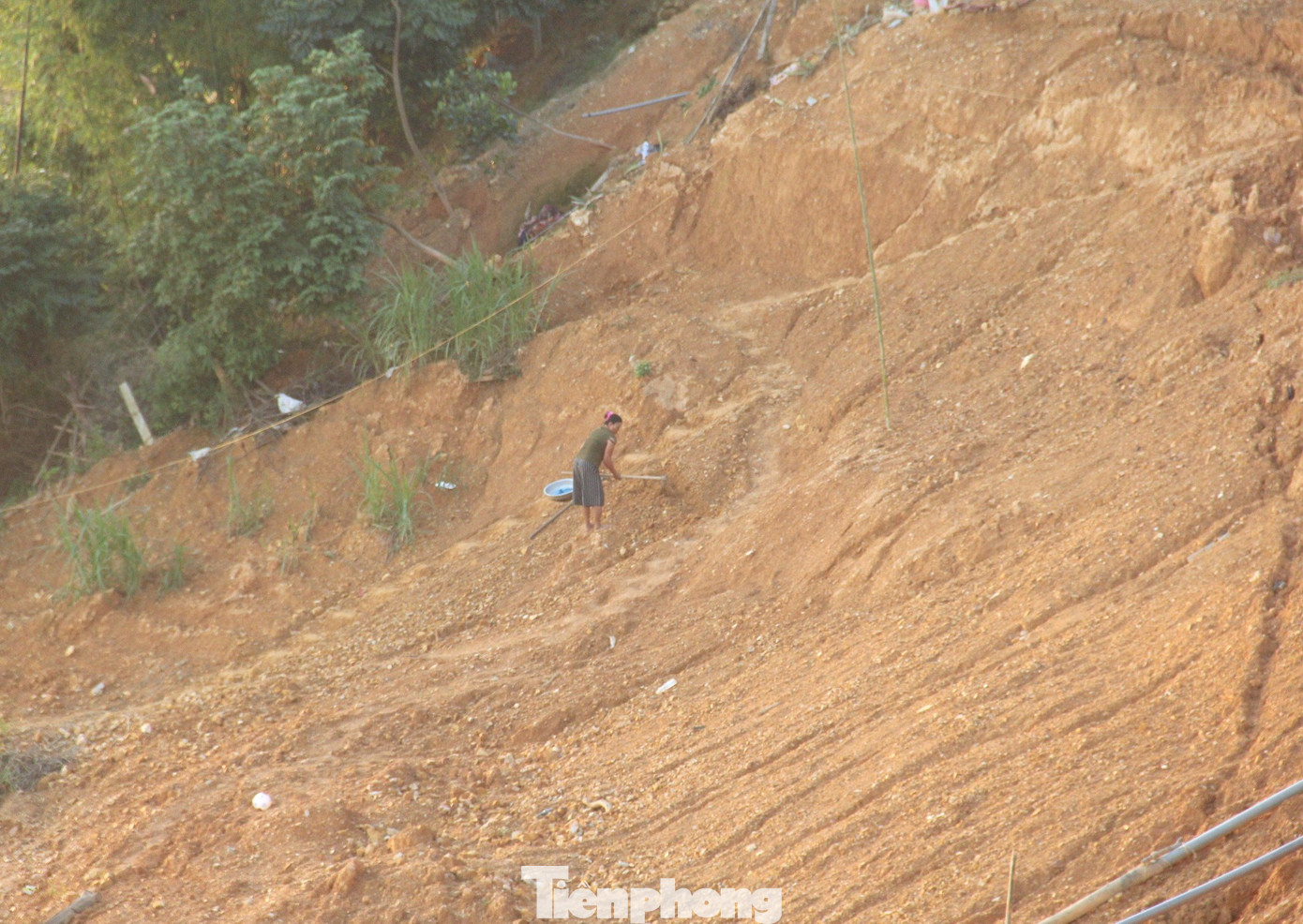 Người dân xóm 1 (xã Lạng Sơn) cho hay, tình trạng sạt lở diễn ra từ nhiều năm trước nhưng nhỏ lẻ. Năm 2023 này, tình trạng sạt lở nghiêm trọng hơn. Người dân nghi ngờ do sông thay đổi dòng chảy dẫn đến sạt lở nặng.