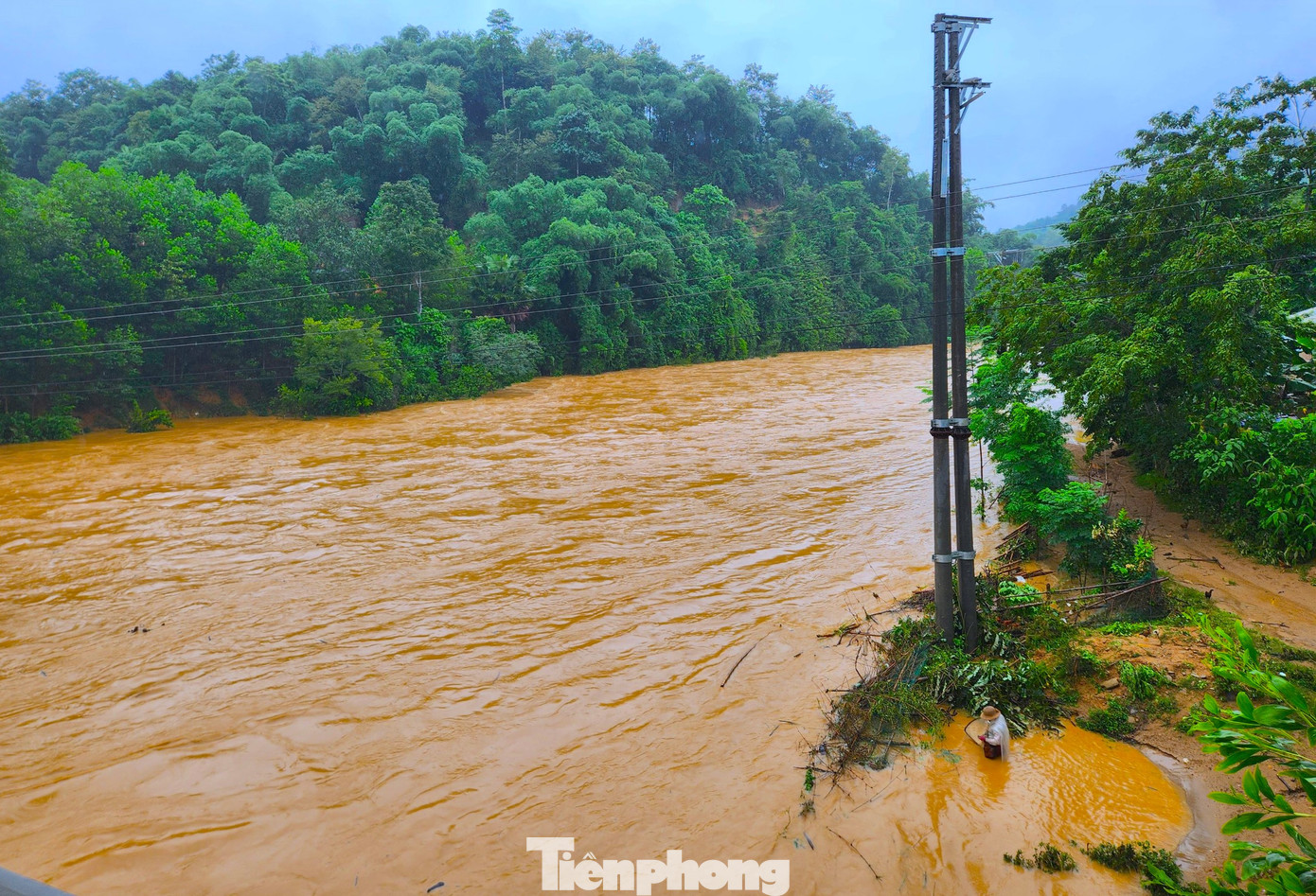 Mùa nước lũ, con suối Choăng (Khe Choăng) ở xã Châu Khê, huyện Con Cuông (Nghệ An) lại đục ngầu, mực nước dâng cao. Đây cũng là lúc thích hợp để người sống 2 bên bờ suối ra đánh bắt cá mưu sinh. Mùa nước lũ, con suối Choăng (Khe Choăng) ở xã Châu Khê, huyện Con Cuông (Nghệ An) lại đục ngầu, mực nước dâng cao. Đây cũng là lúc thích hợp để người sống 2 bên bờ suối ra đánh bắt cá mưu sinh.
