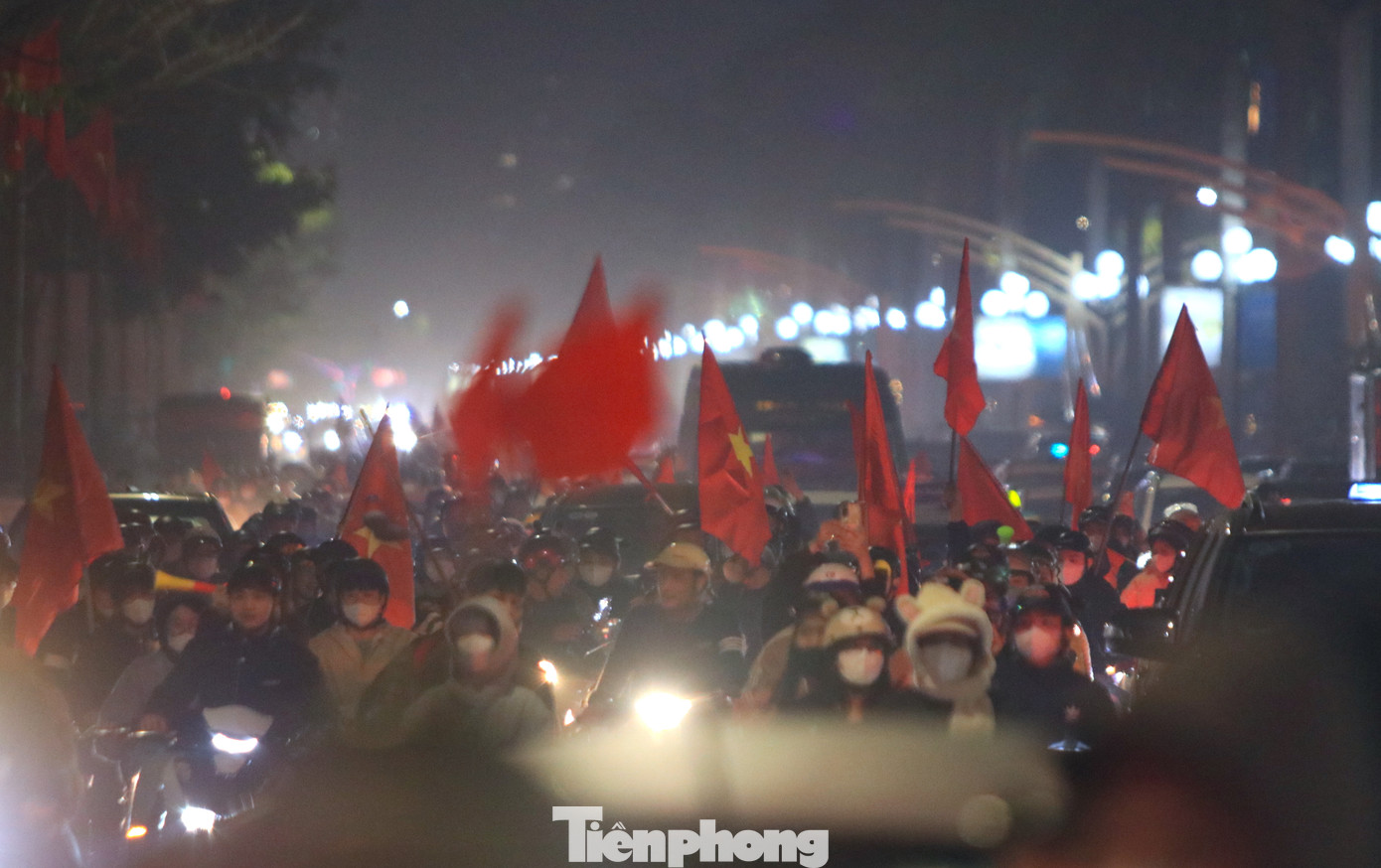 Hàng vạn người dân thành phố Vinh mang theo cờ ra đường "đi bão" khiến các tuyến đường chật kín người.