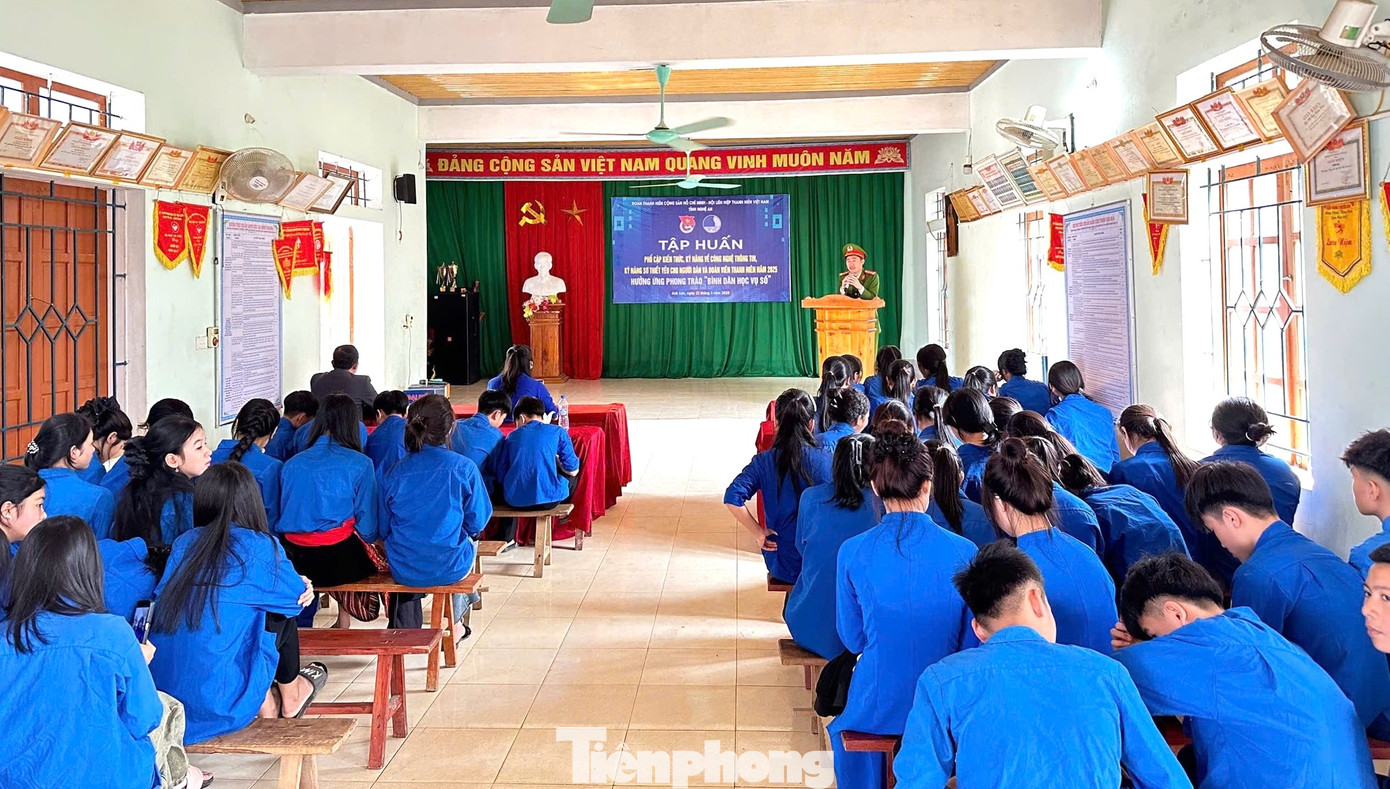 Mở các lớp tập huấn phổ cập kiến thức, kỹ năng về công nghệ thông tin, kỹ năng số thiết yếu cho người dân; tổng dọn vệ sinh môi trường... Mở các lớp tập huấn phổ cập kiến thức, kỹ năng về công nghệ thông tin, kỹ năng số thiết yếu cho người dân; tổng dọn vệ sinh môi trường...