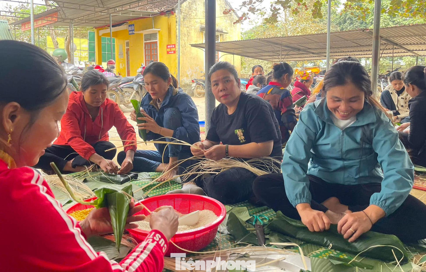 Các phụ huynh vui vẻ tham gia hoạt động gói bánh cổ truyền cùng các em học sinh.