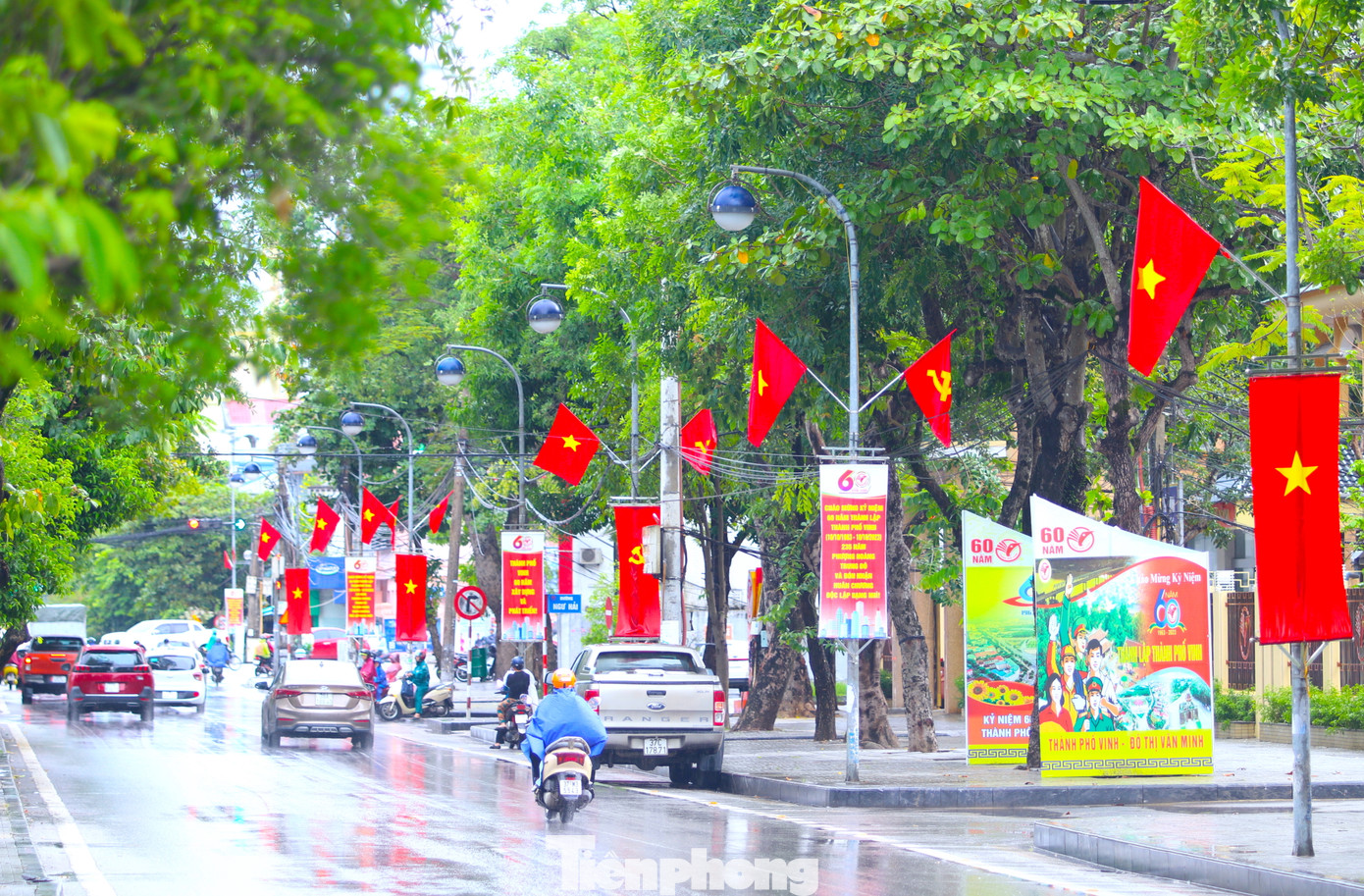 Những ngày này, đi dọc các tuyến phố ở thành phố Vinh (Nghệ An) đâu đâu cũng thấy ngập tràn màu sắc rực rỡ cờ hoa chào đón kỷ niệm 60 năm thành lập thành phố, 235 năm Phượng Hoàng Trung Đô.