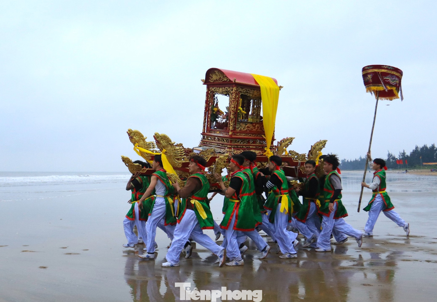 Các đoàn rước kiệu khi đi, khi chạy, khi tung kiệu lên không trung.