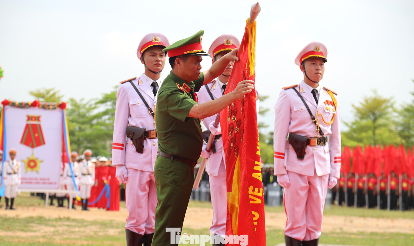 Thừa ủy quyền của Chủ tịch nước, Thiếu tướng Lê Ngọc Châu - Tư lệnh Cảnh sát Cơ động, gắn Huân chương Chiến công hạng Ba lên lá cờ truyền thống của Trung đoàn Cảnh sát Cơ động Bắc Trung Bộ.