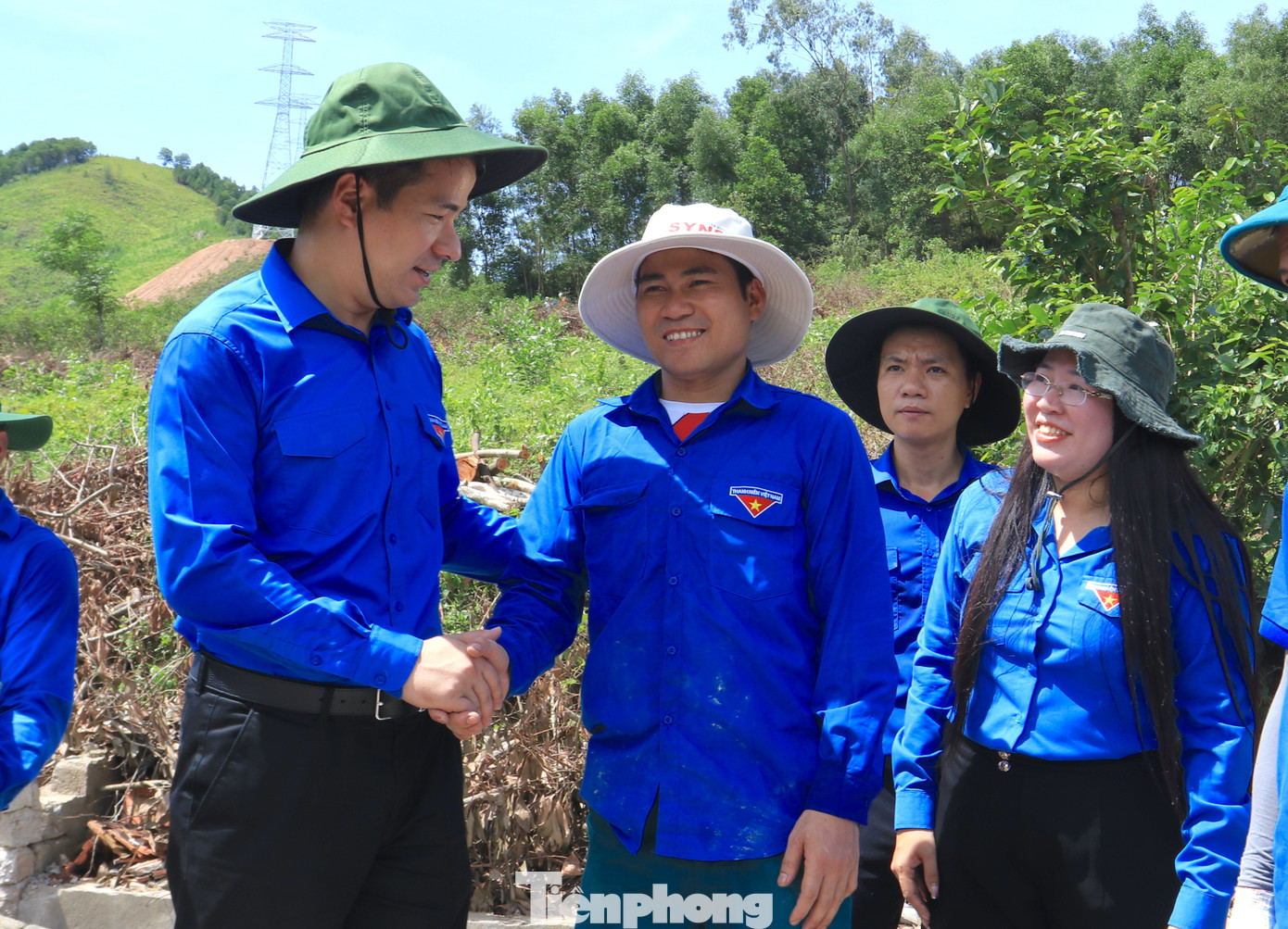 Bí thư T.Ư Đoàn Ngô Văn Cương trực tiếp thăm hỏi các cán bộ công nhân điện lực, lực lượng đoàn viên thanh niên đang hỗ trợ thi công dự án ở xã Khánh Sơn (huyện Nam Đàn, Nghệ An).