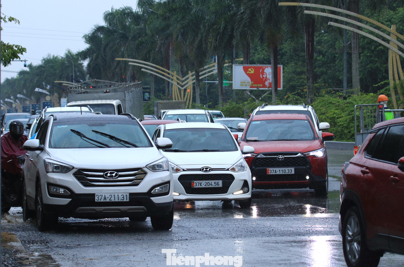 Việc cùng đào lên nhiều điểm tạo nên những nút thắt cổ chai, gây ra tình trạng ách tắc giao thông kéo dài. Trong khi đó, đơn vị thi công không bố trí người điều tiết giao thông và phó mặc các phương tiện "mạnh ai nấy đi" càng khiến giao thông trên tuyến thêm hỗn loạn.