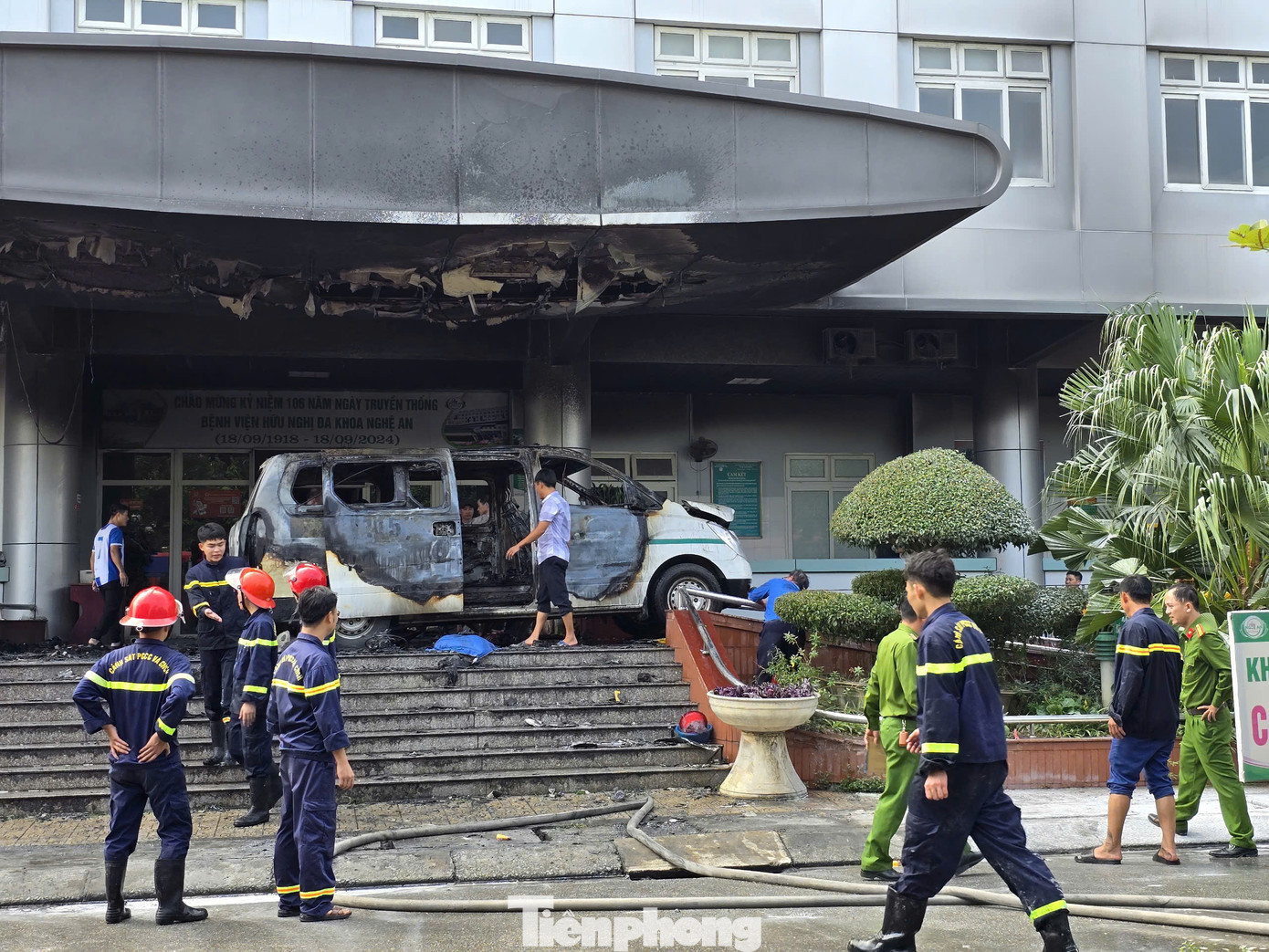 Cảnh sát PCCC Công an tỉnh Nghệ An có mặt để dập lửa.