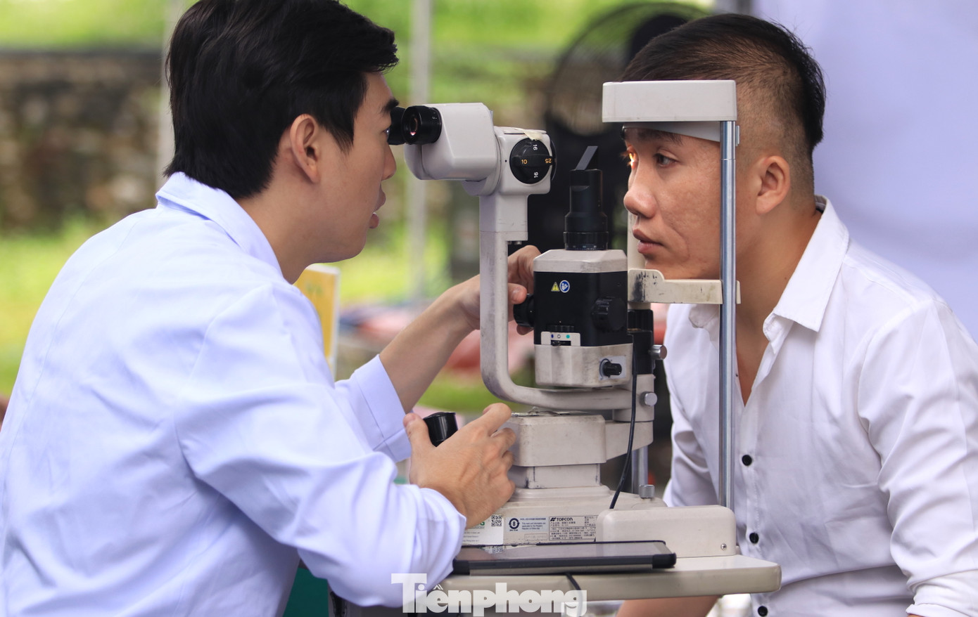 “Chương trình hôm nay rất ý nghĩa. Đến đây chúng tôi được khám tổng quát và chuyên sâu. Các y, bác sĩ rất tận tình, các tình nguyện viên thì nhiệt tình hướng dẫn. Sau khi khám, chúng tôi còn được tư vấn, tặng quà, phát thuốc miễn phí nữa”, anh Nguyễn Văn Tình (trú huyện Quỳnh Lưu, Nghệ An) chia sẻ. “Chương trình hôm nay rất ý nghĩa. Đến đây chúng tôi được khám tổng quát và chuyên sâu. Các y, bác sĩ rất tận tình, các tình nguyện viên thì nhiệt tình hướng dẫn. Sau khi khám, chúng tôi còn được tư vấn, tặng quà, phát thuốc miễn phí nữa”, anh Nguyễn Văn Tình (trú huyện Quỳnh Lưu, Nghệ An) chia sẻ.