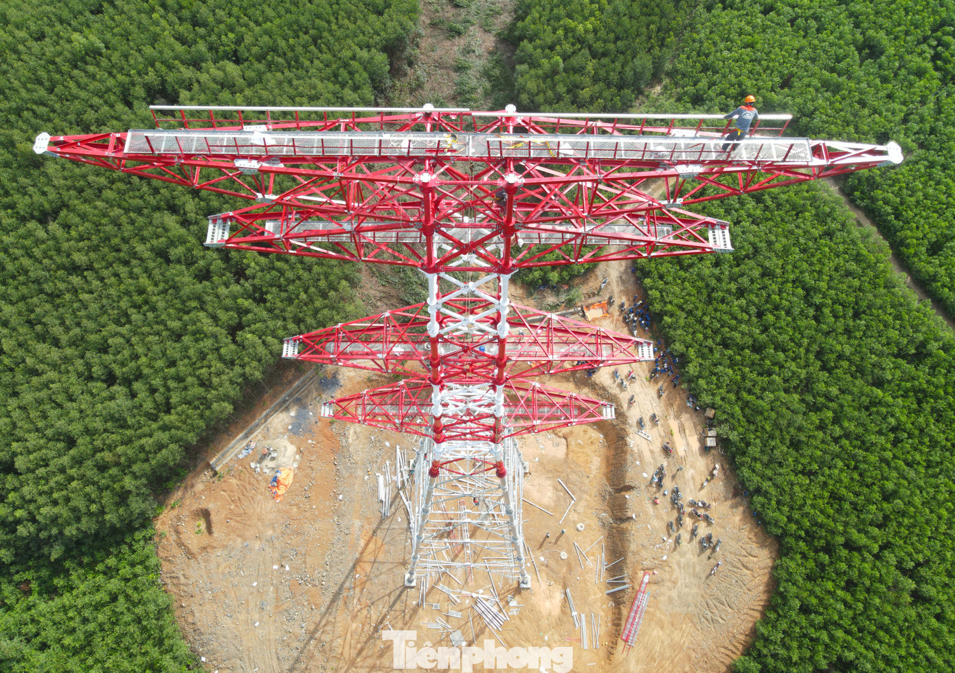 Cột điện này cao 88m, trọng lượng lên đến hàng trăm tấn, có nhiều cấu kiện lớn khiến việc lắp đặt khó hơn những cây cột bình thường khác.