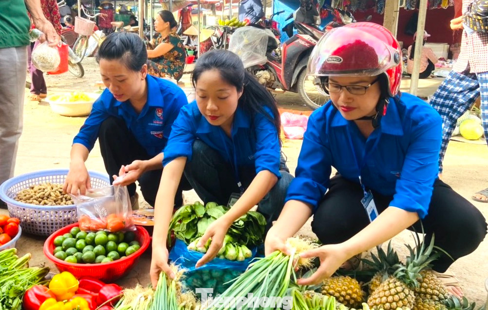 Tại huyện Thanh Chương (Nghệ An), từ sáng sớm 5/6, các đoàn viên thanh niên đã đến chợ để chọn mua những thực phẩm tươi ngon nhất về chuẩn bị nấu những suất cơm trao tặng đến các thí sinh và người nhà.