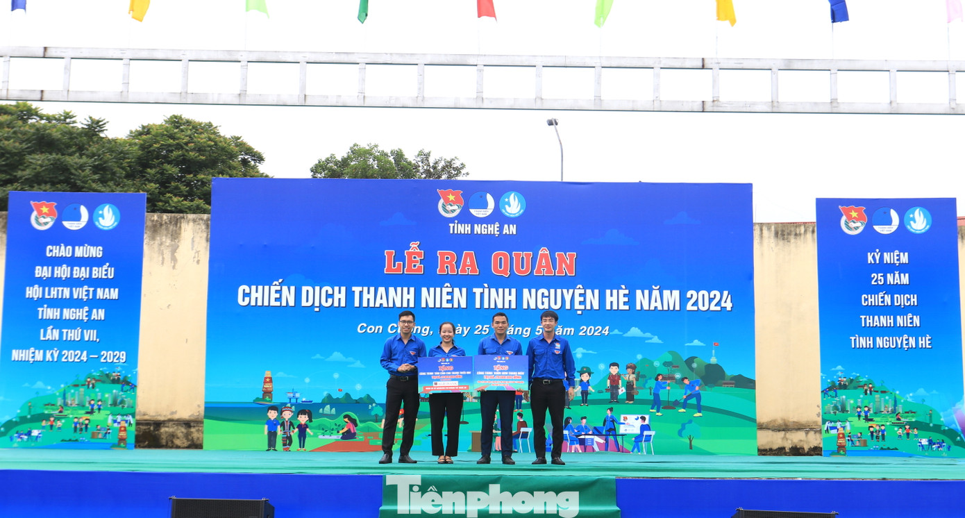 Đoàn Khối Các cơ quan tỉnh và các nhà tài trợ trao tặng các công trình, phần quà cho các cơ quan trên địa bàn huyện Tương Dương, Con Cuông. Đoàn Khối Các cơ quan tỉnh và các nhà tài trợ trao tặng các công trình, phần quà cho các cơ quan trên địa bàn huyện Tương Dương, Con Cuông.