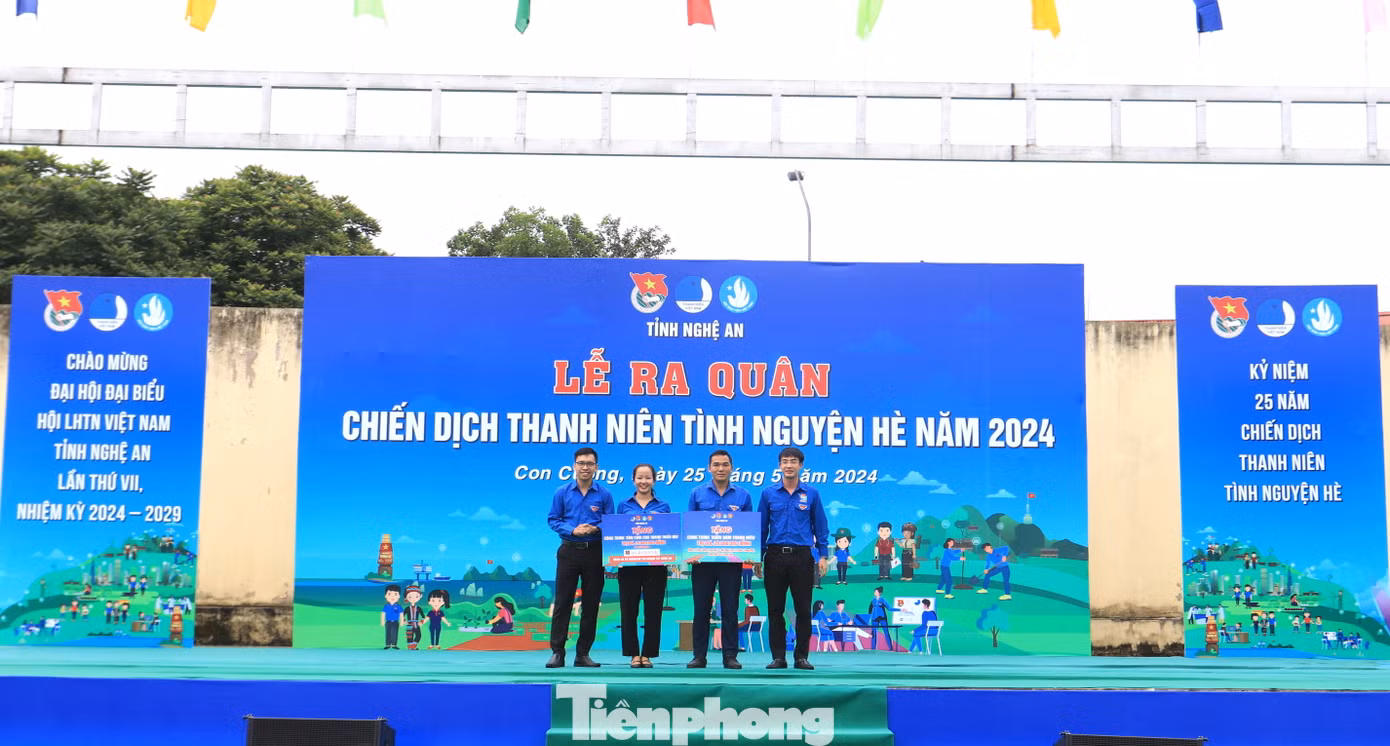 Đoàn Khối Các cơ quan tỉnh và các nhà tài trợ trao tặng các công trình, phần quà cho các cơ quan trên địa bàn huyện Tương Dương, Con Cuông.