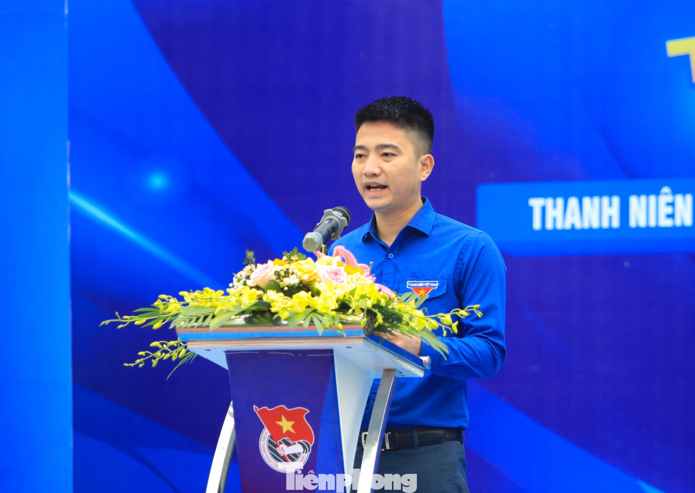 Phát biểu khởi động Tháng Thanh niên 2024, anh Lê Văn Dũng - Phó Bí thư Huyện Đoàn Thanh Chương nhấn mạnh: Với chủ đề “Thanh niên xung kích, tình nguyện vì cuộc sống cộng đồng”, Tháng thanh niên năm 2024 là dịp để đoàn viên, thanh niên cống hiến sức trẻ, trí tuệ, tài năng của tuổi trẻ đối với cộng đồng. “Ban Thường vụ Huyện Đoàn, Ban Thường vụ Đoàn Khối các cơ quan tỉnh kêu gọi tuổi trẻ 2 đơn vị cùng lan toả, truyền cảm hứng về khát vọng cống hiến, sống đẹp, sống có ích tham gia tích cực vào công cuộc xây dựng đất nước giàu mạnh như kỳ vọng Chủ tịch Hồ Chí Minh kính yêu hằng mong muốn”, anh Lê Văn Dũng nhấn mạnh. Phát biểu khởi động Tháng Thanh niên 2024, anh Lê Văn Dũng - Phó Bí thư Huyện Đoàn Thanh Chương nhấn mạnh: Với chủ đề “Thanh niên xung kích, tình nguyện vì cuộc sống cộng đồng”, Tháng thanh niên năm 2024 là dịp để đoàn viên, thanh niên cống hiến sức trẻ, trí tuệ, tài năng của tuổi trẻ đối với cộng đồng. “Ban Thường vụ Huyện Đoàn, Ban Thường vụ Đoàn Khối các cơ quan tỉnh kêu gọi tuổi trẻ 2 đơn vị cùng lan toả, truyền cảm hứng về khát vọng cống hiến, sống đẹp, sống có ích tham gia tích cực vào công cuộc xây dựng đất nước giàu mạnh như kỳ vọng Chủ tịch Hồ Chí Minh kính yêu hằng mong muốn”, anh Lê Văn Dũng nhấn mạnh.